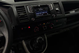 valkoinen Volkswagen Transporter 2018 kuva 14.