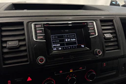 valkoinen Volkswagen Transporter 2018 kuva 15.