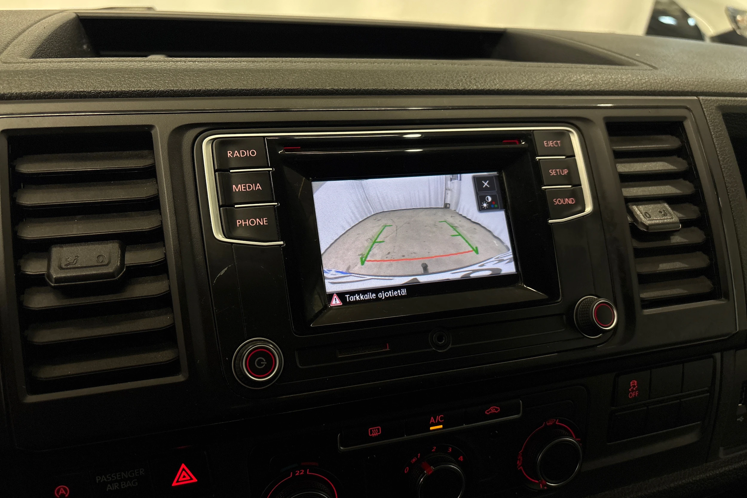 valkoinen Volkswagen Transporter 2018 kuva 16.