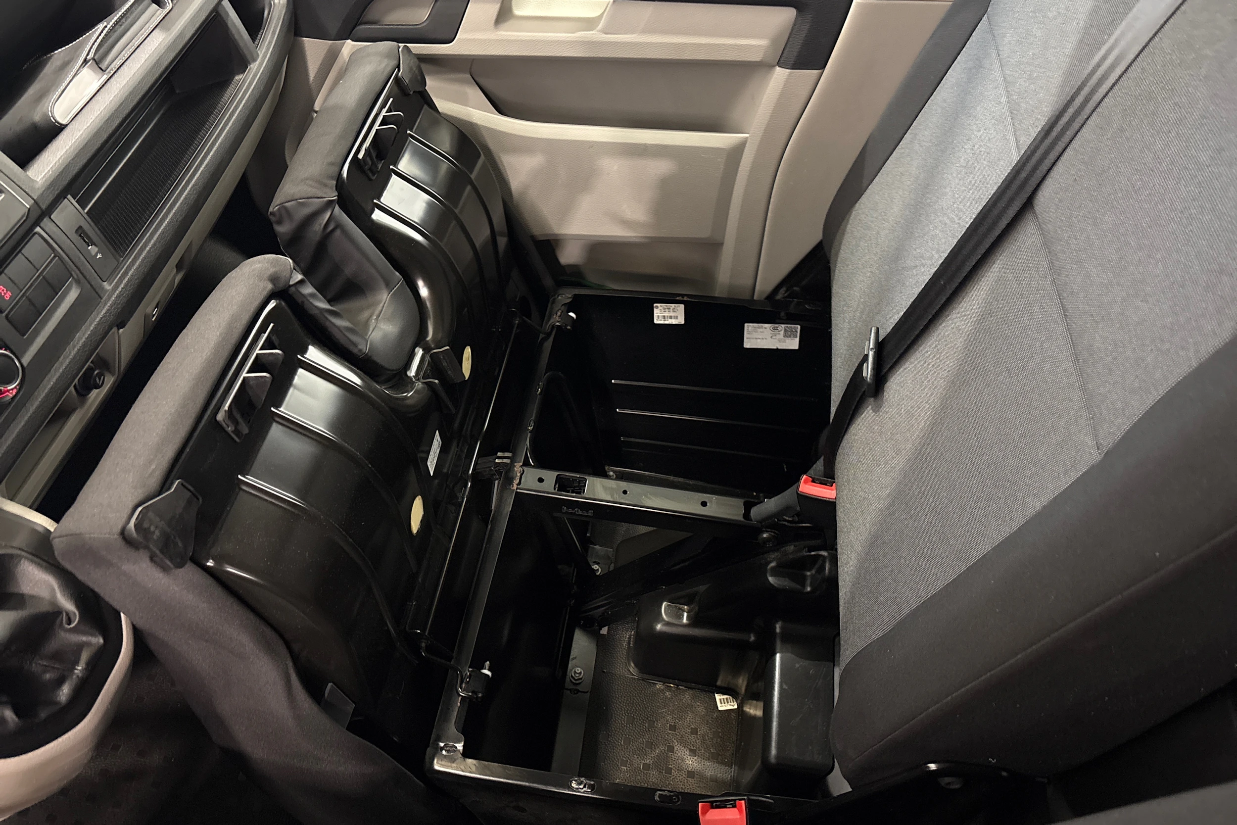 valkoinen Volkswagen Transporter 2018 kuva 17.