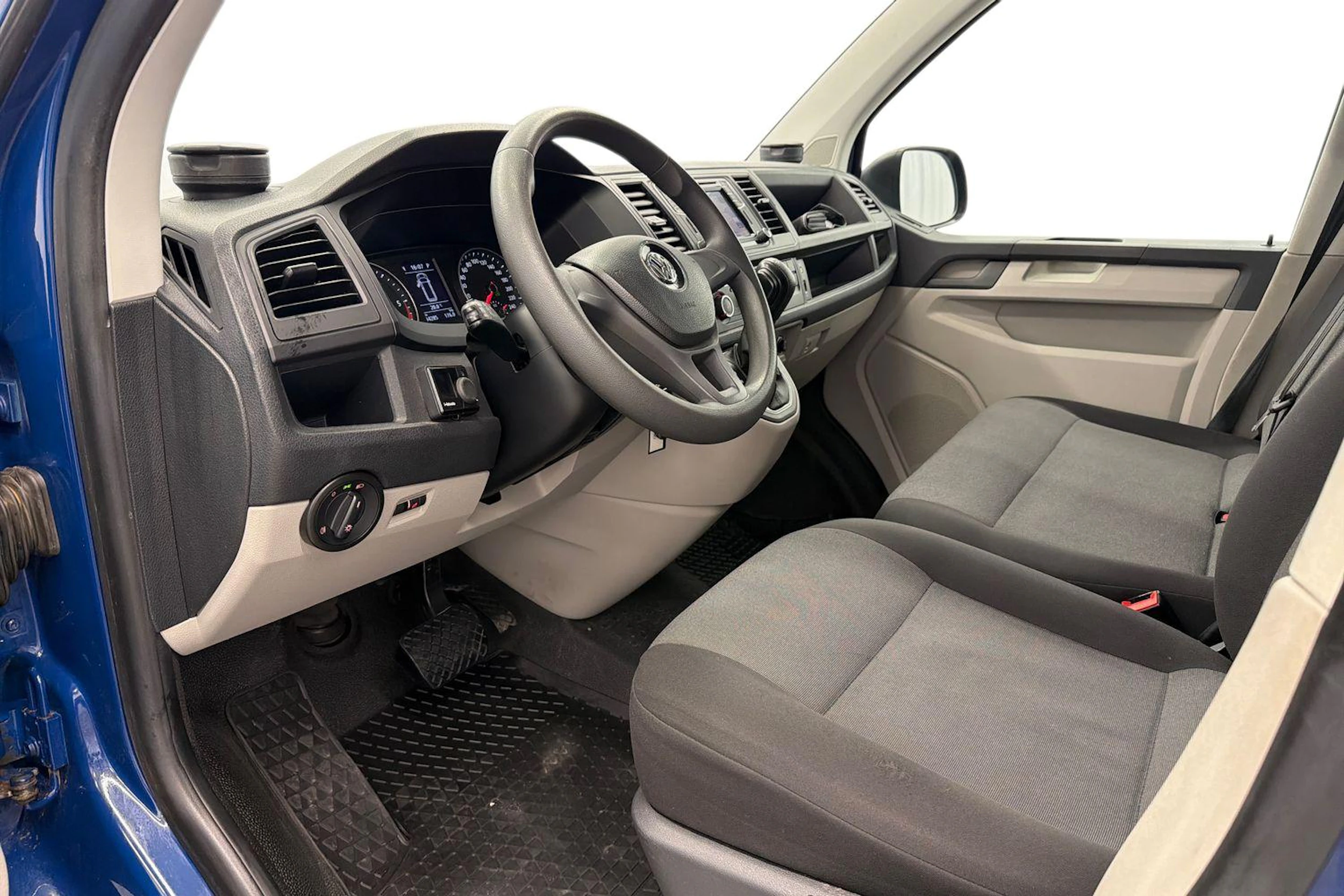 sininen Volkswagen Transporter 2018 kuva 8.