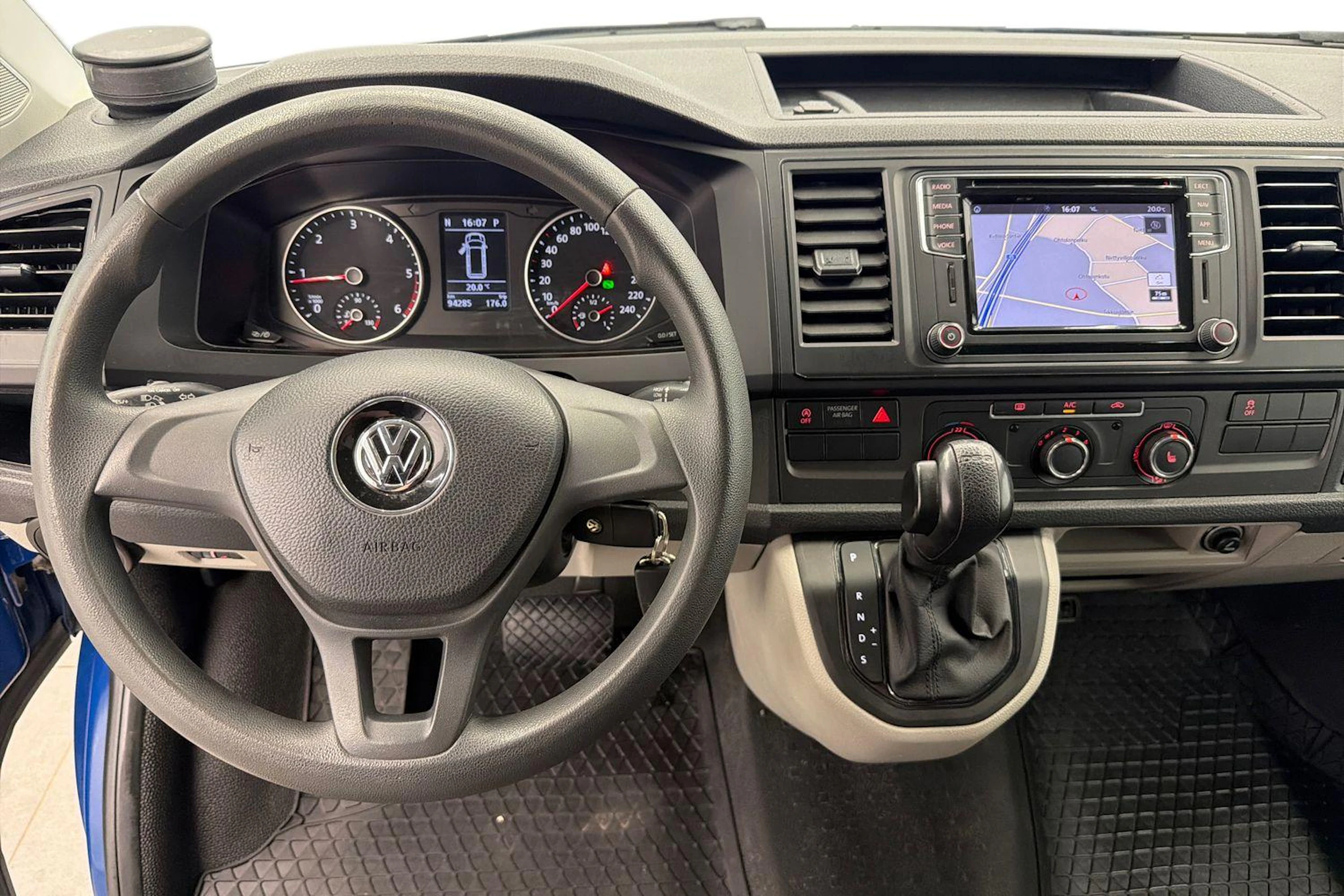 sininen Volkswagen Transporter 2018 kuva 9.