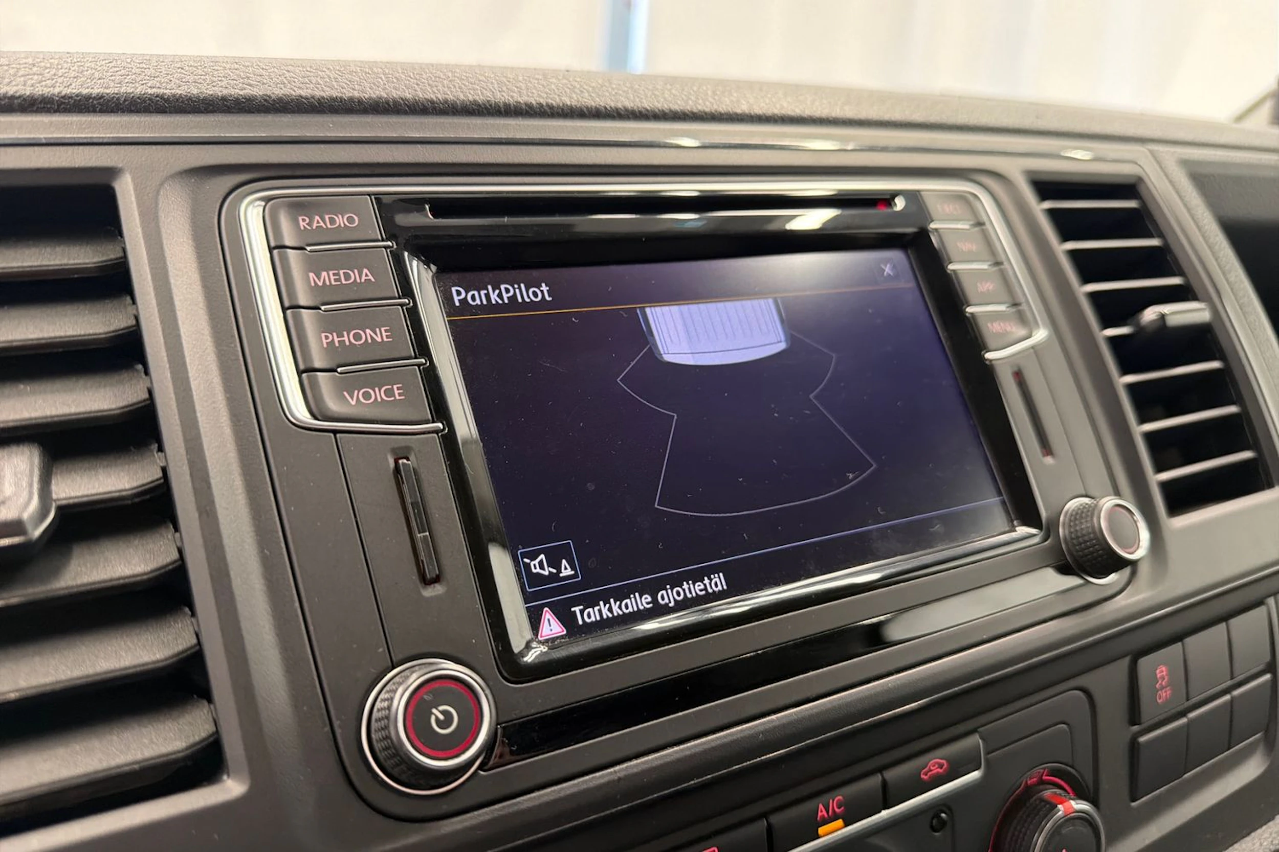 sininen Volkswagen Transporter 2018 kuva 16.