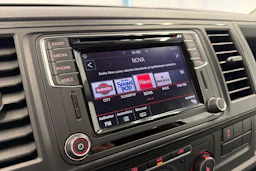sininen Volkswagen Transporter 2018 kuva 17.