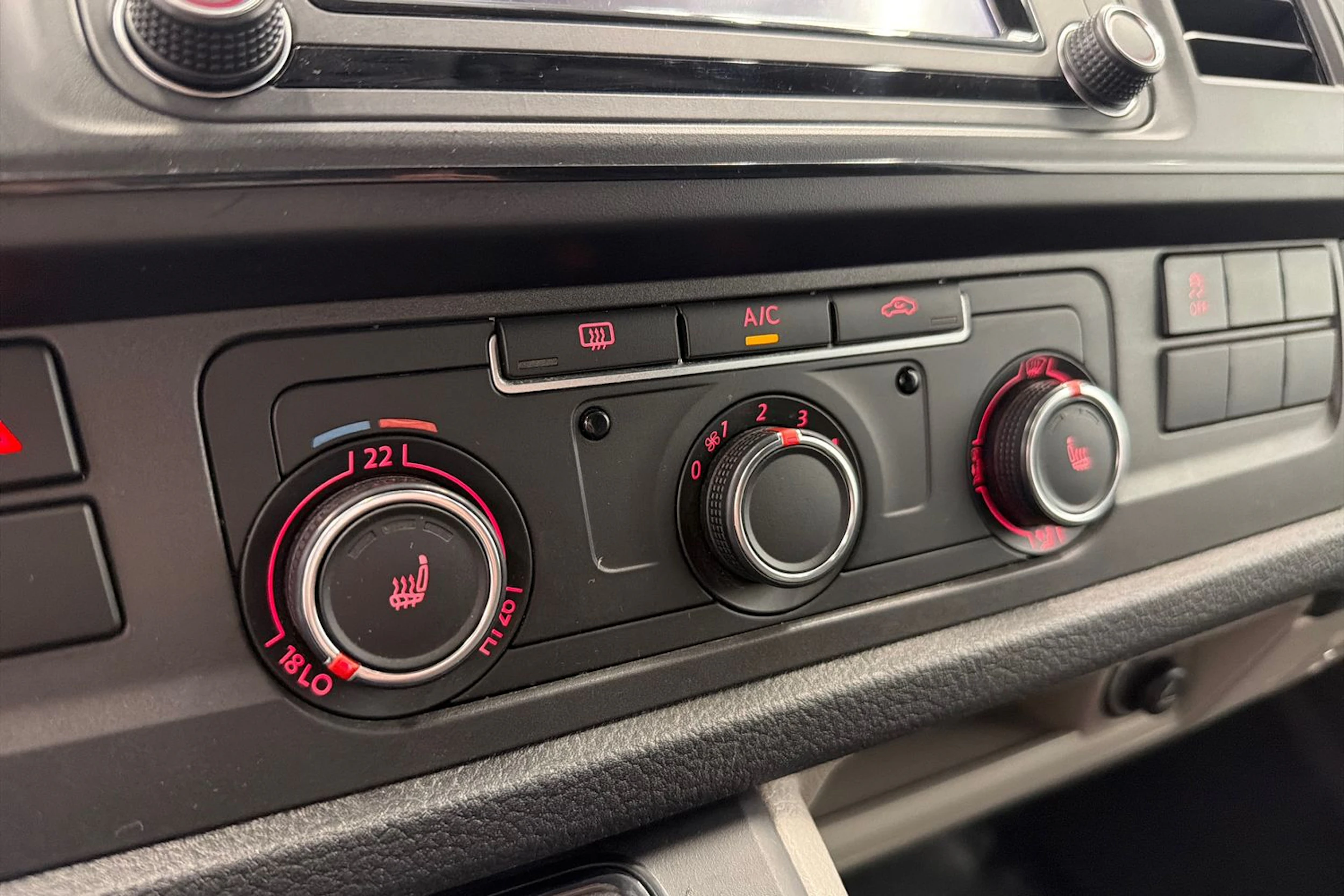 sininen Volkswagen Transporter 2018 kuva 19.