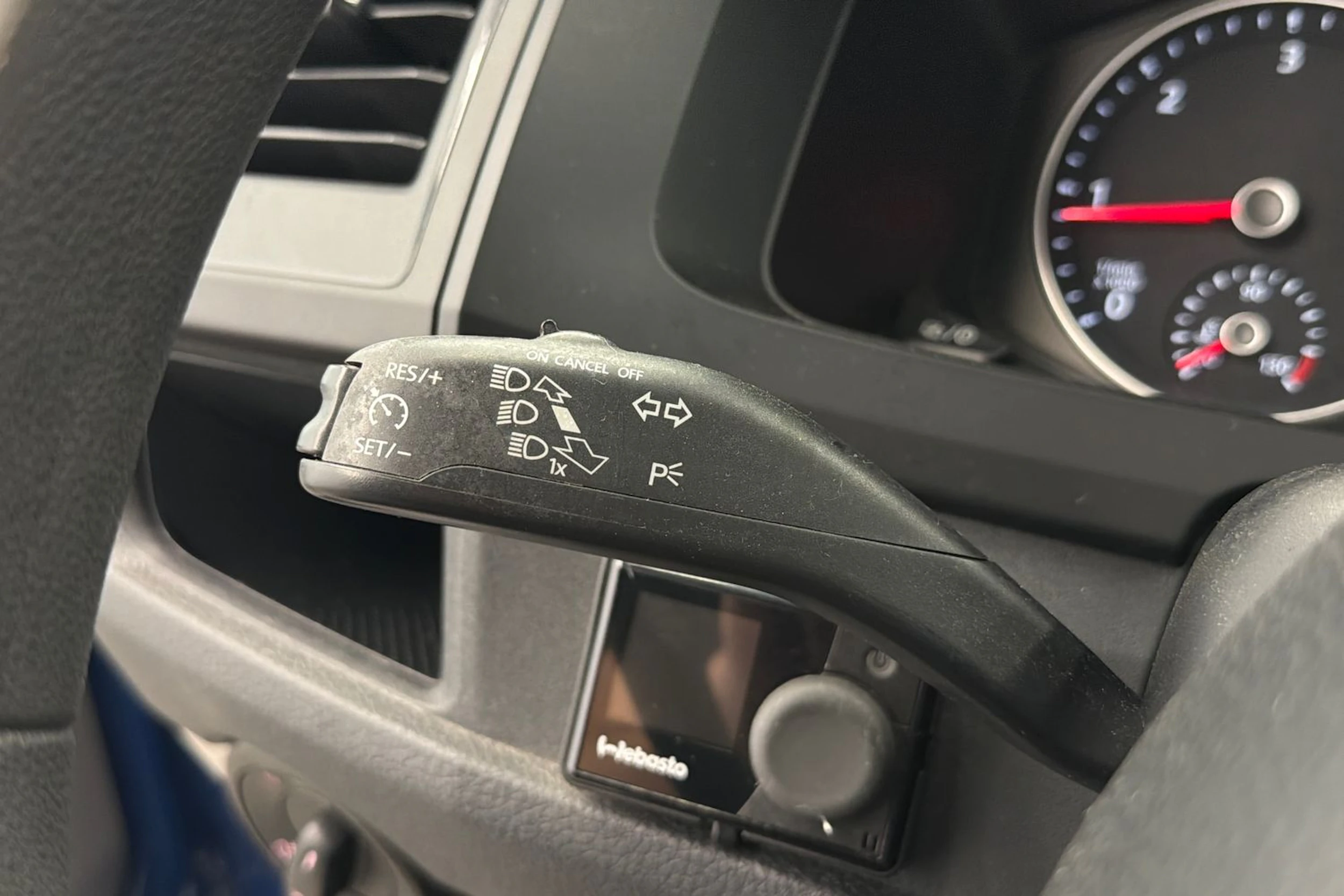 sininen Volkswagen Transporter 2018 kuva 20.
