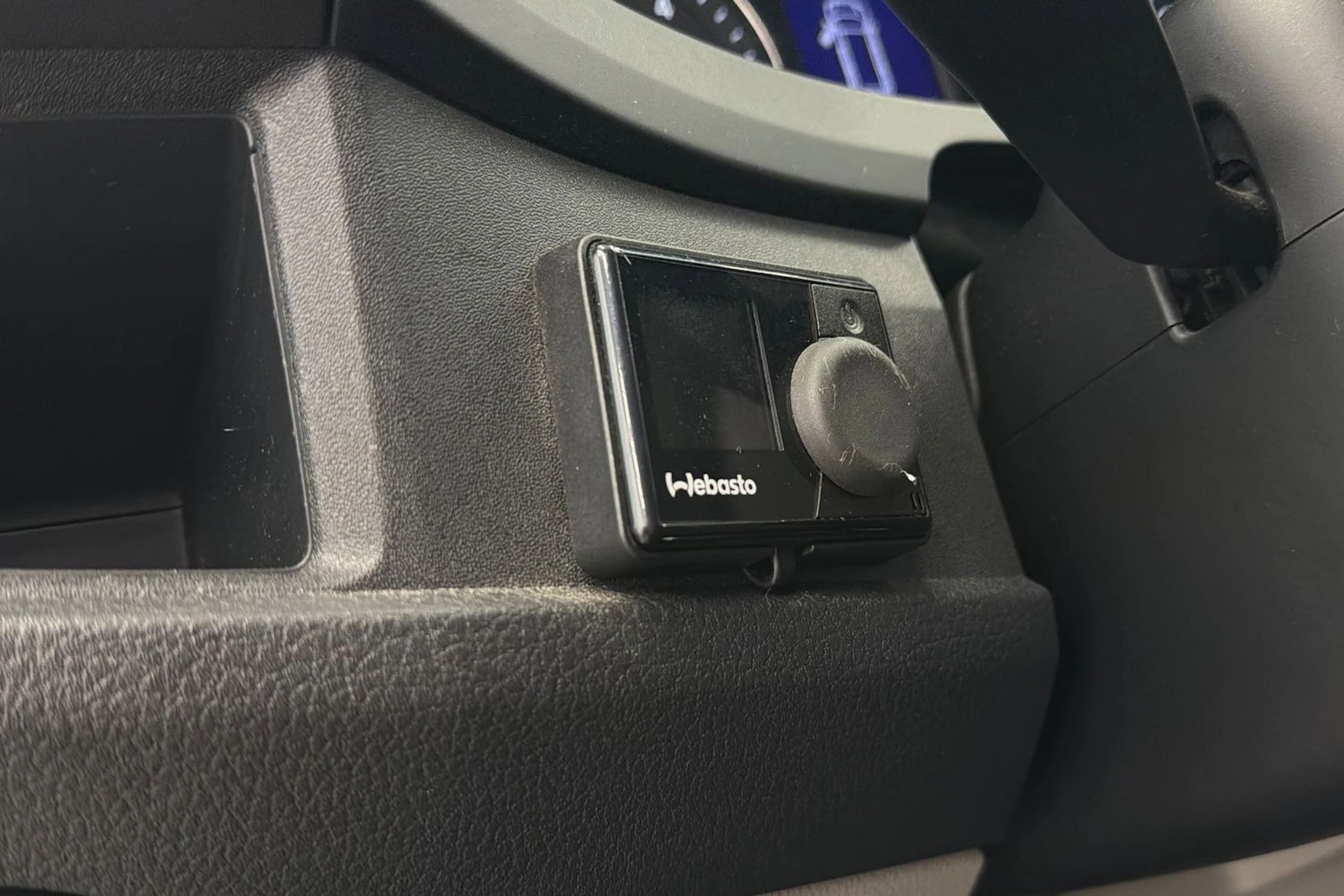 sininen Volkswagen Transporter 2018 kuva 23.
