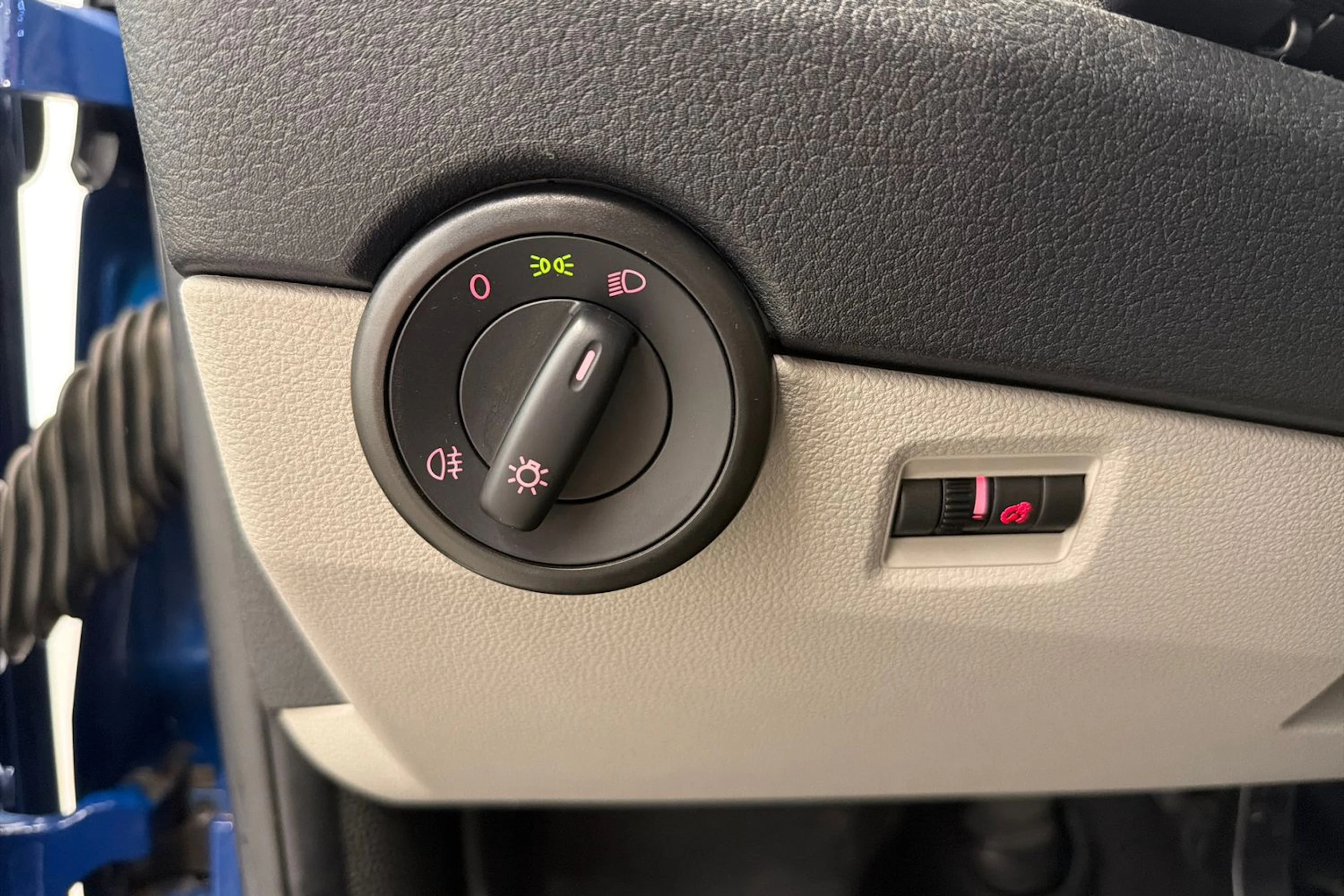 sininen Volkswagen Transporter 2018 kuva 24.