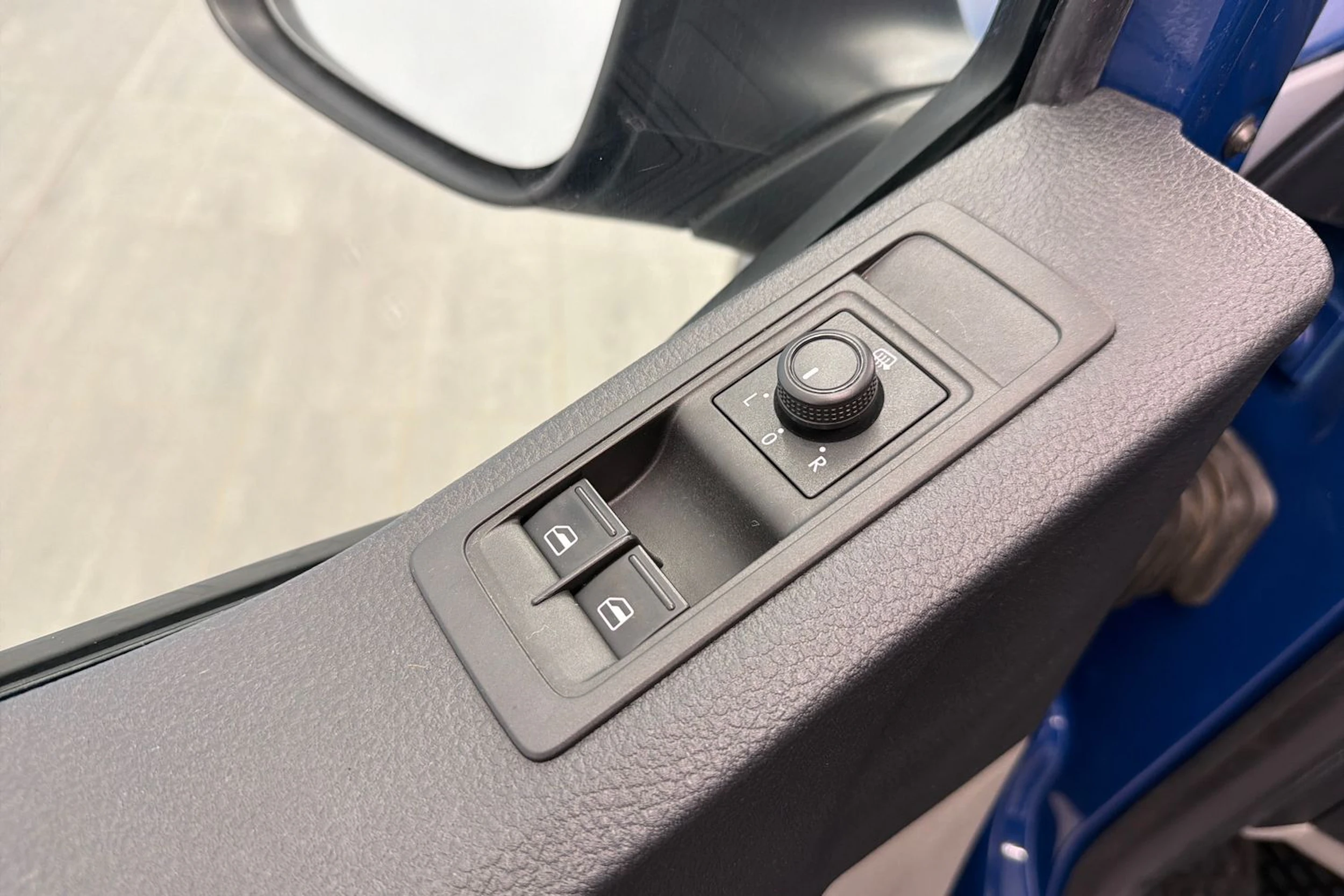 sininen Volkswagen Transporter 2018 kuva 25.