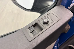 sininen Volkswagen Transporter 2018 kuva 25.
