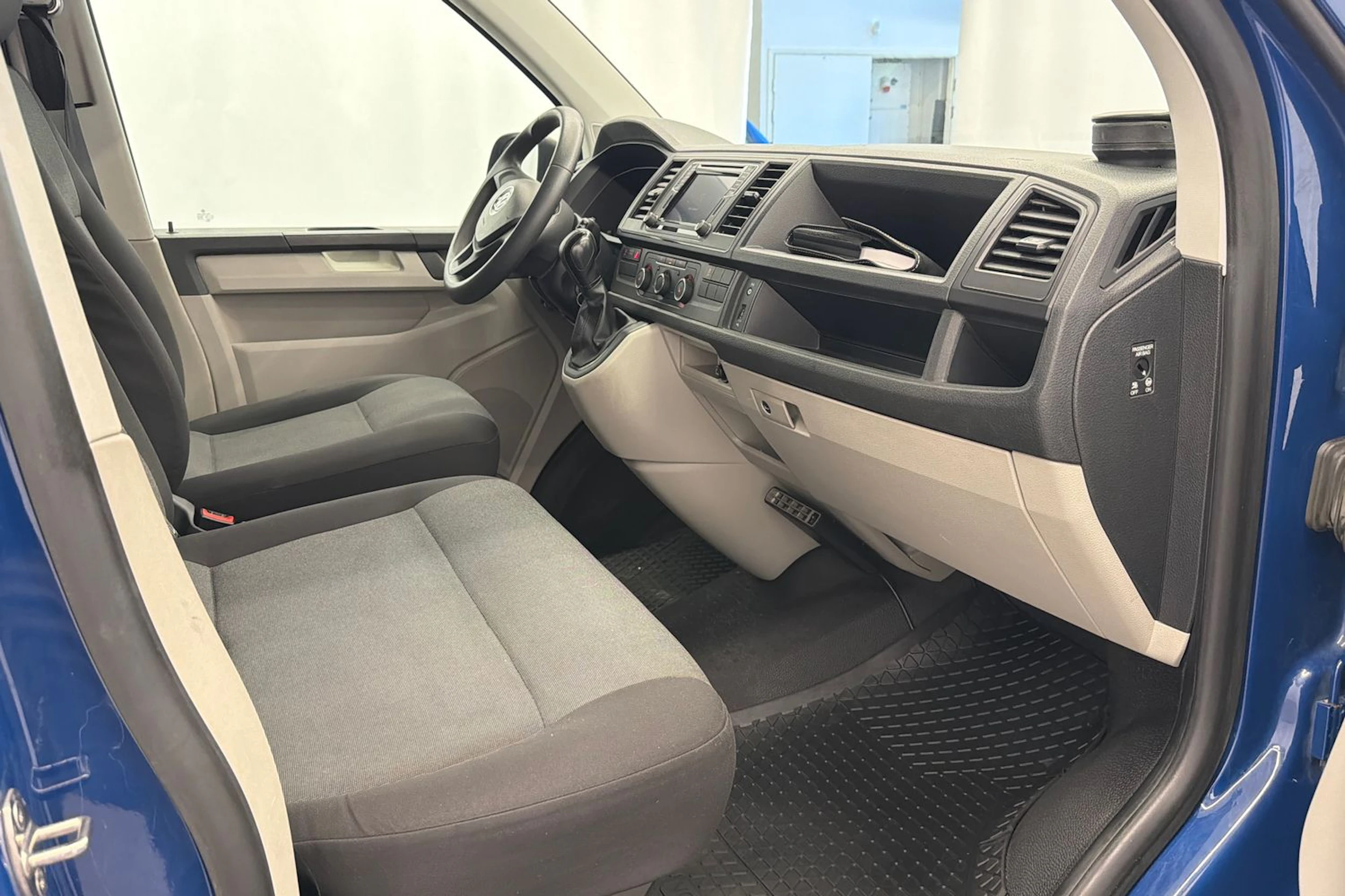sininen Volkswagen Transporter 2018 kuva 26.