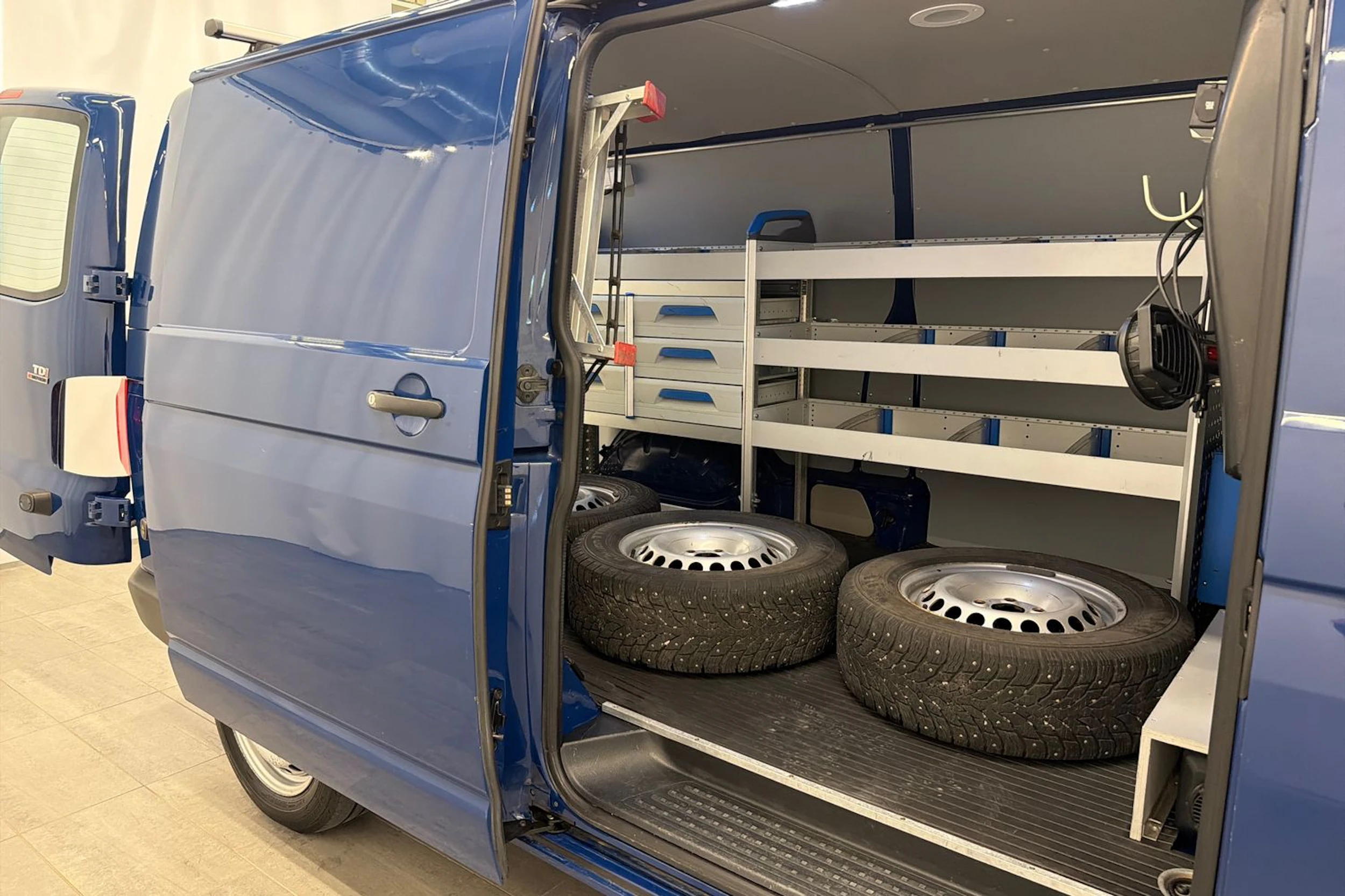 sininen Volkswagen Transporter 2018 kuva 27.
