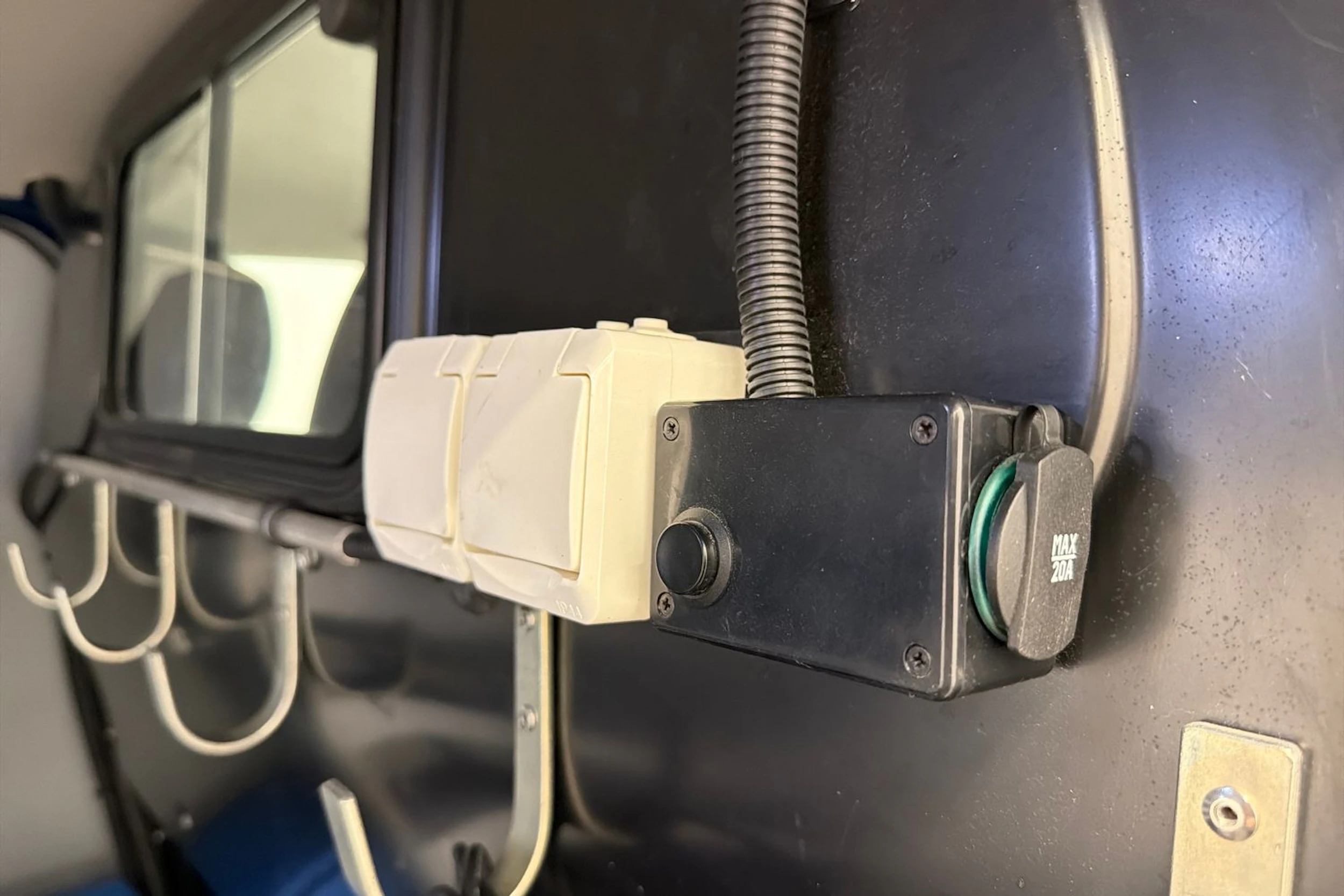 sininen Volkswagen Transporter 2018 kuva 29.