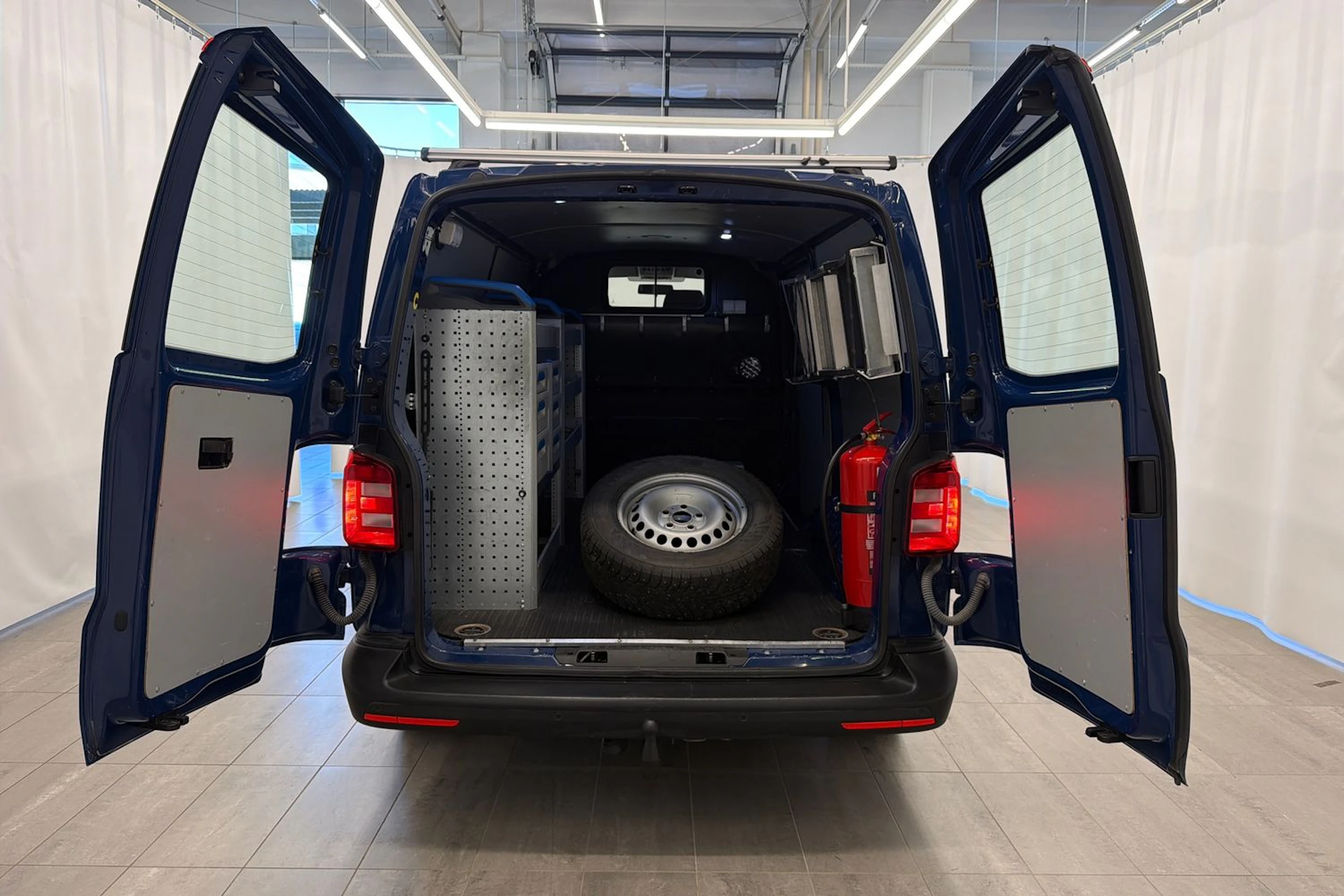 sininen Volkswagen Transporter 2018 kuva 30.
