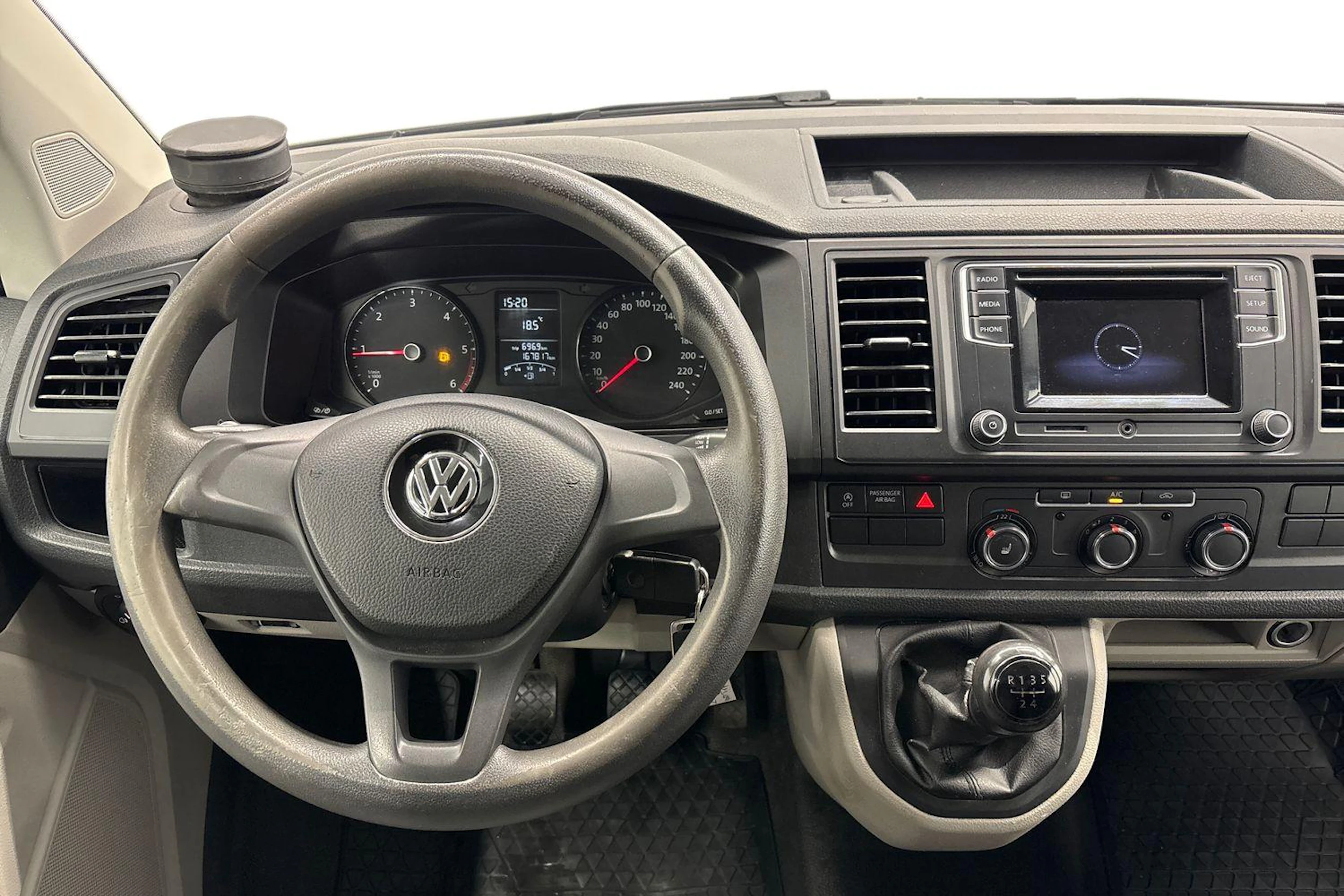 valkoinen Volkswagen Transporter 2018 kuva 7.