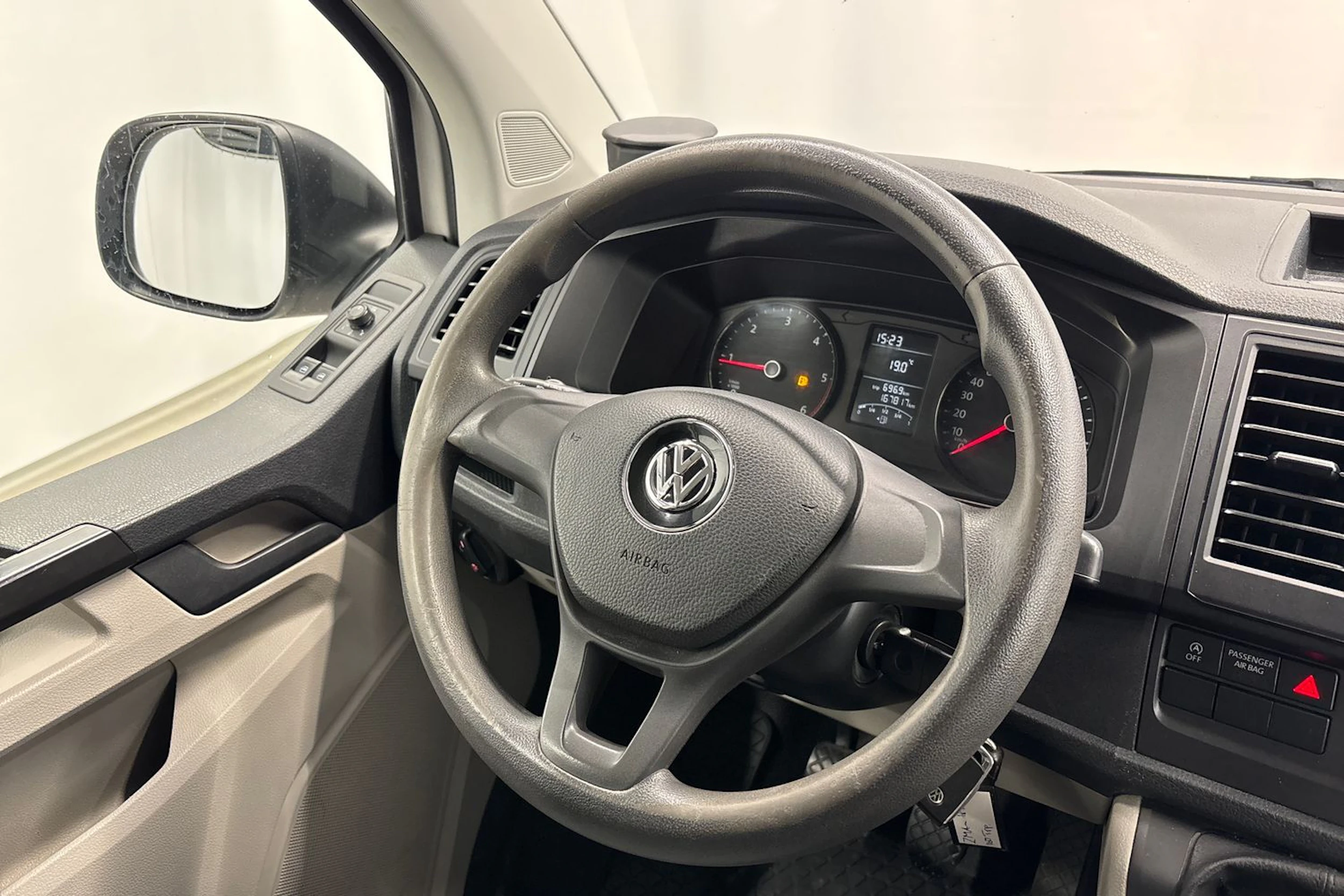 valkoinen Volkswagen Transporter 2018 kuva 10.