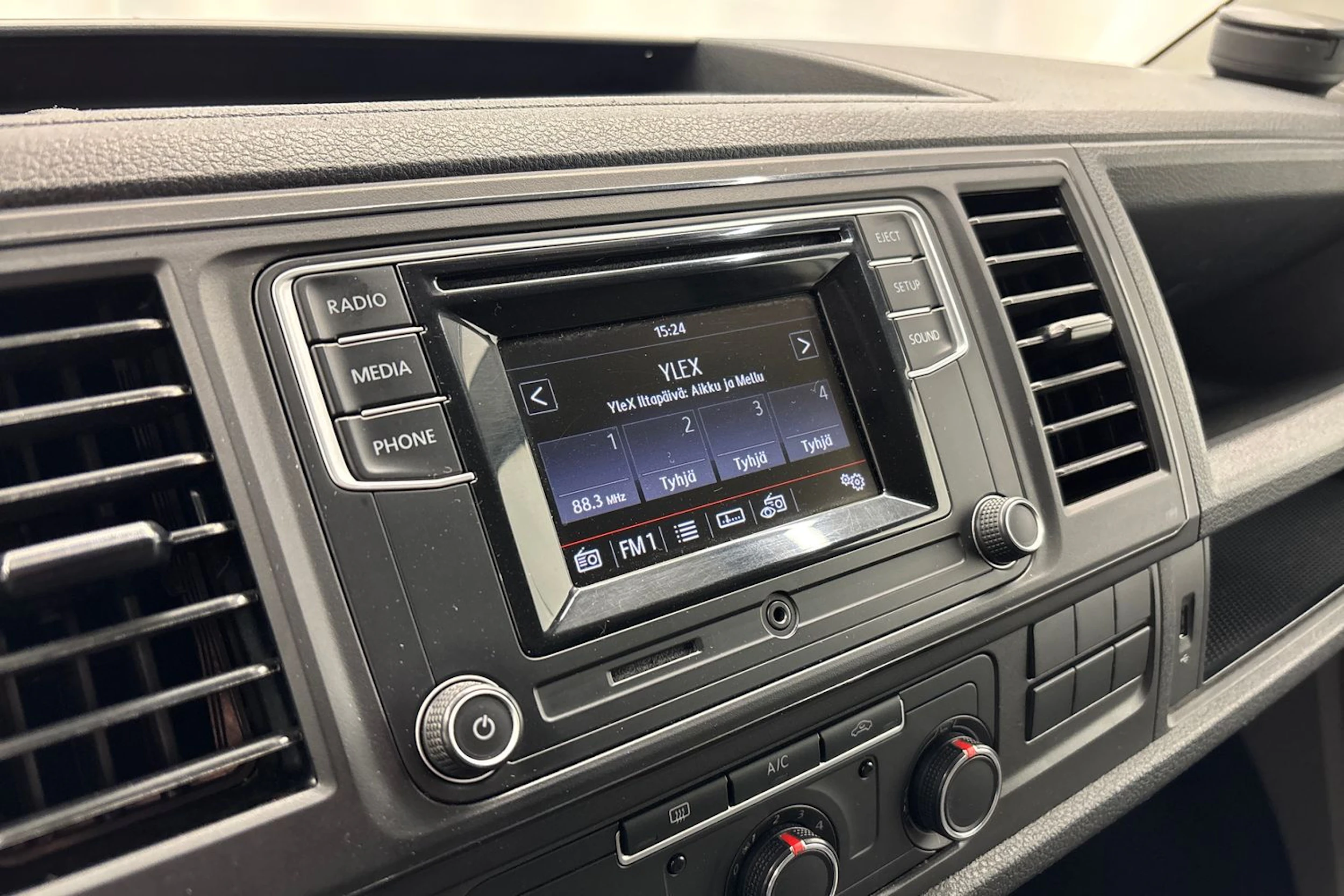 valkoinen Volkswagen Transporter 2018 kuva 12.