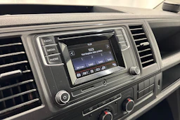 valkoinen Volkswagen Transporter 2018 kuva 12.