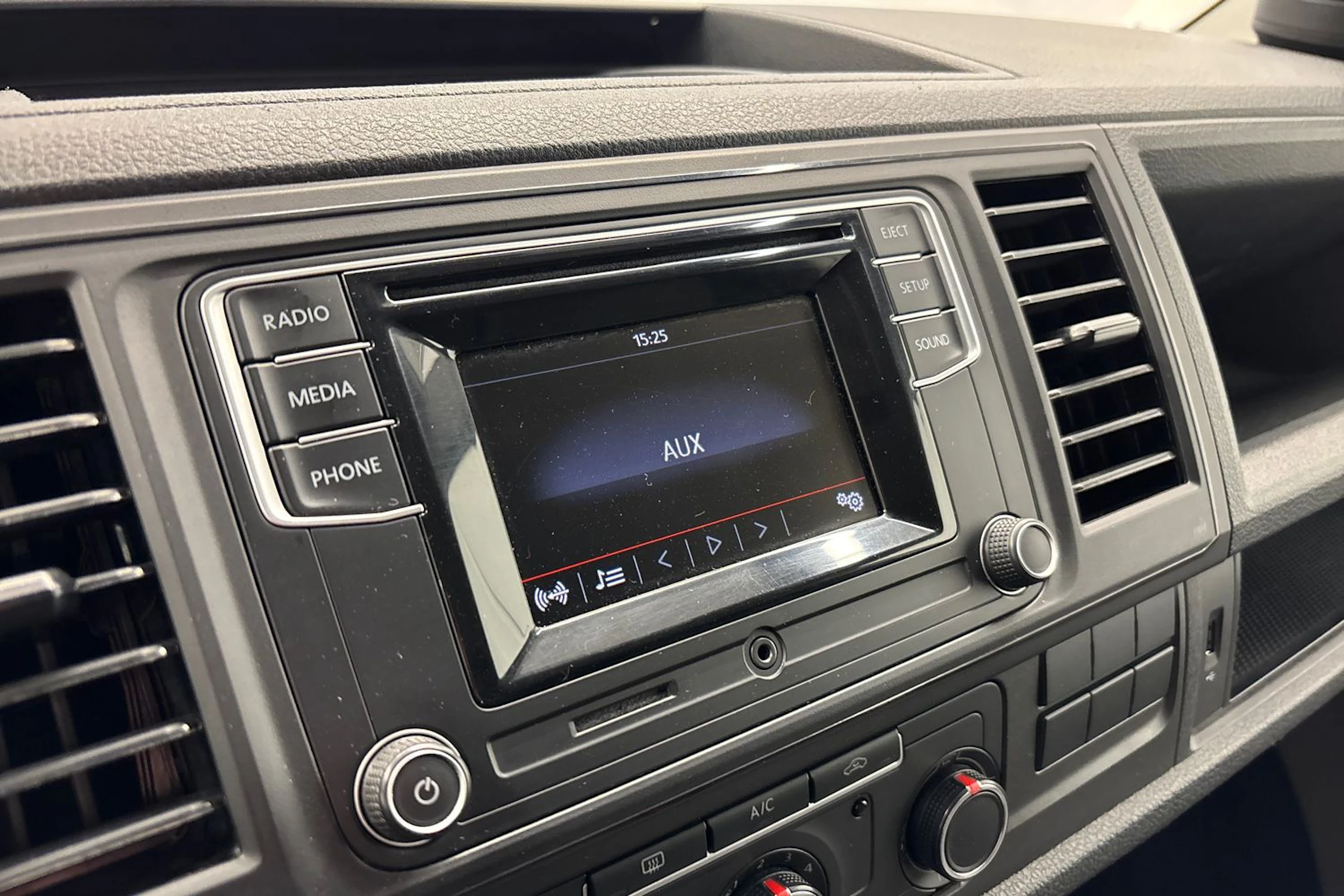 valkoinen Volkswagen Transporter 2018 kuva 13.
