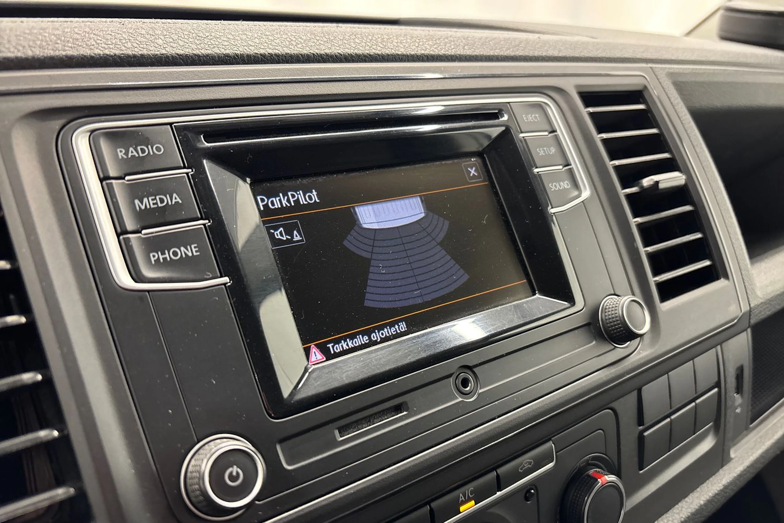 valkoinen Volkswagen Transporter 2018 kuva 16.