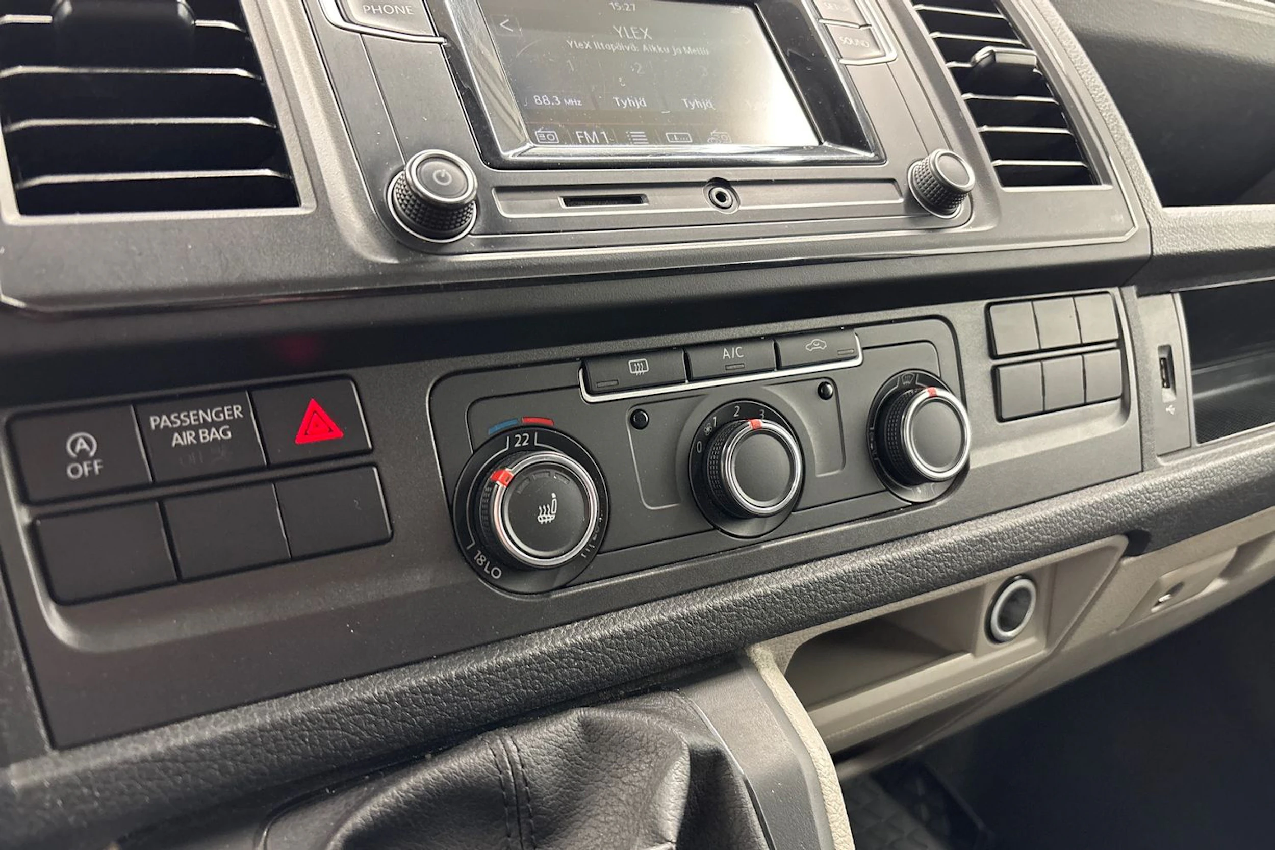 valkoinen Volkswagen Transporter 2018 kuva 17.