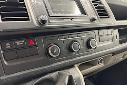 valkoinen Volkswagen Transporter 2018 kuva 17.
