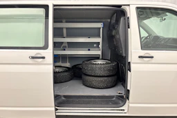 valkoinen Volkswagen Transporter 2018 kuva 21.