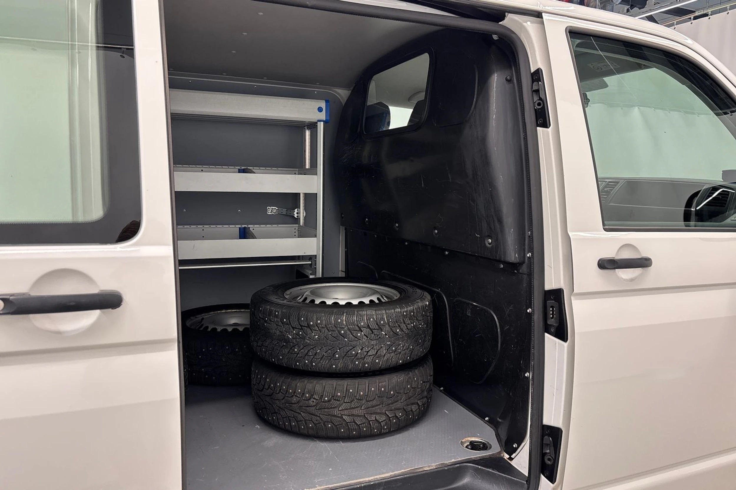 valkoinen Volkswagen Transporter 2018 kuva 22.