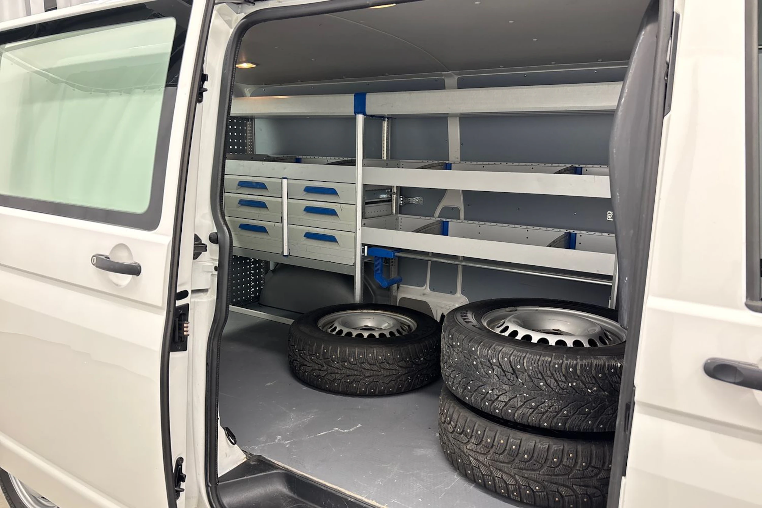 valkoinen Volkswagen Transporter 2018 kuva 23.
