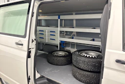 valkoinen Volkswagen Transporter 2018 kuva 23.