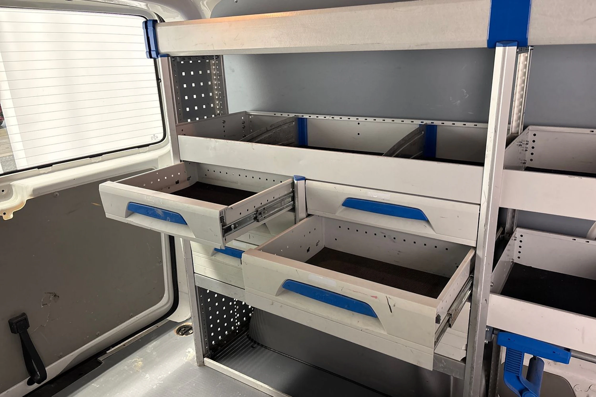 valkoinen Volkswagen Transporter 2018 kuva 25.