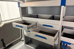 valkoinen Volkswagen Transporter 2018 kuva 25.