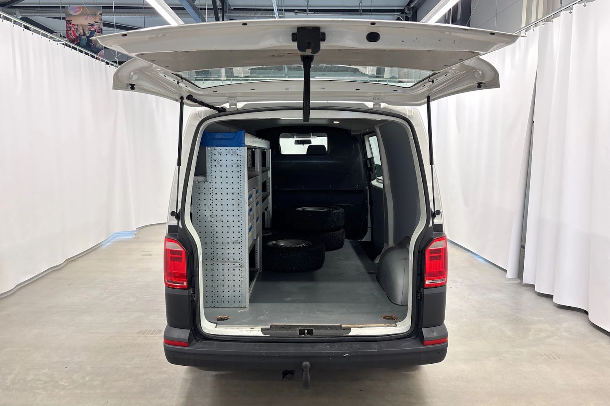 valkoinen Volkswagen Transporter 2018 kuva 26.