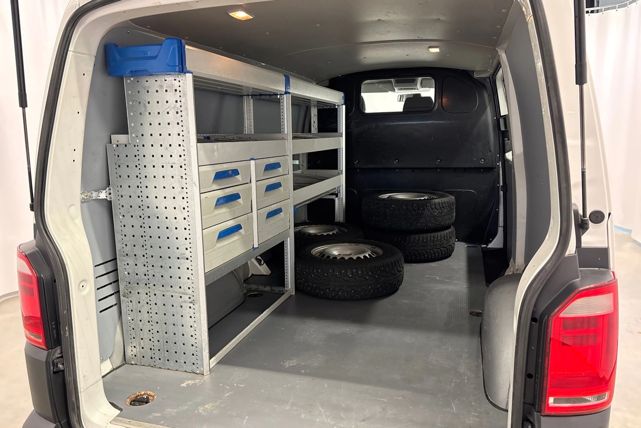 valkoinen Volkswagen Transporter 2018 kuva 27.