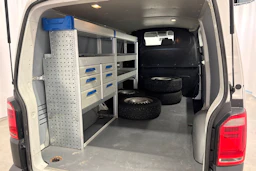 valkoinen Volkswagen Transporter 2018 kuva 27.