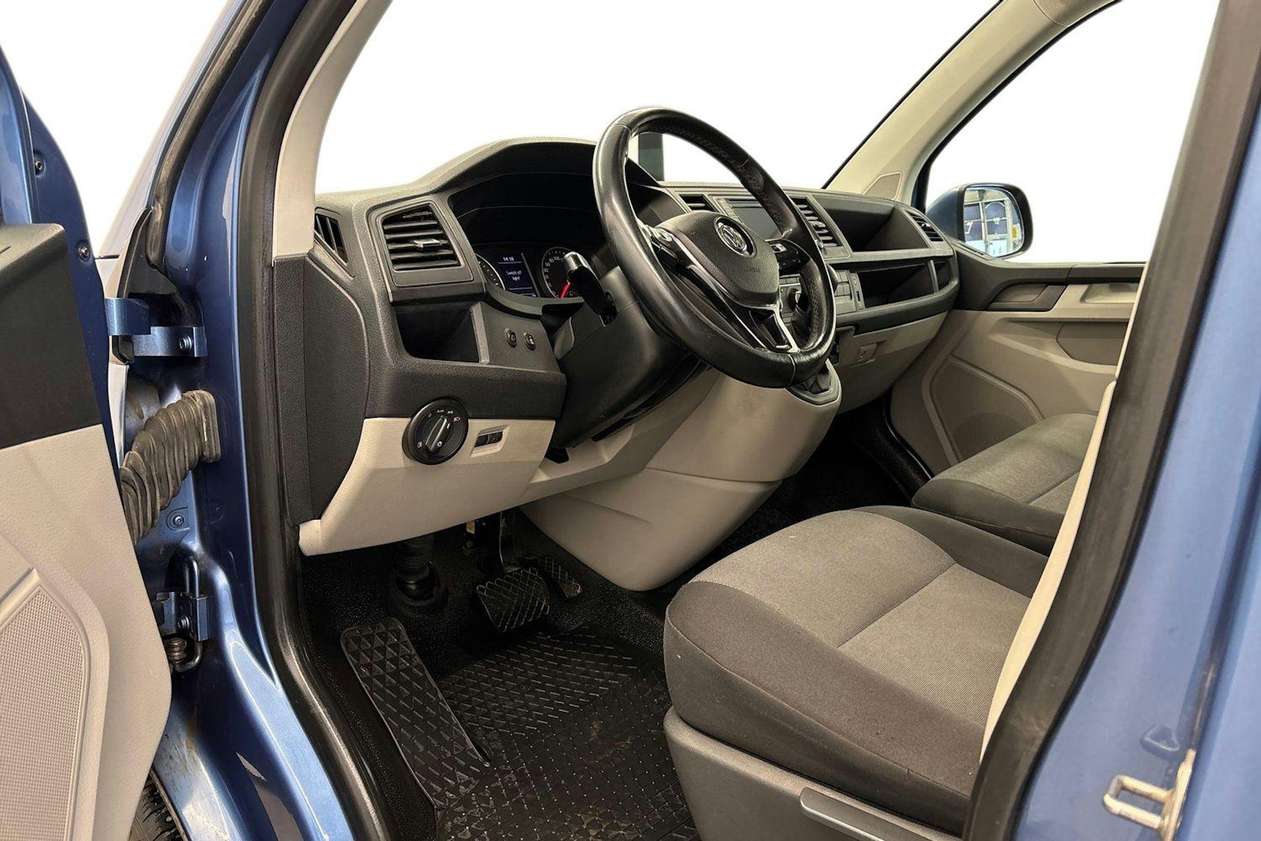 sininen Volkswagen Transporter 2018 kuva 8.