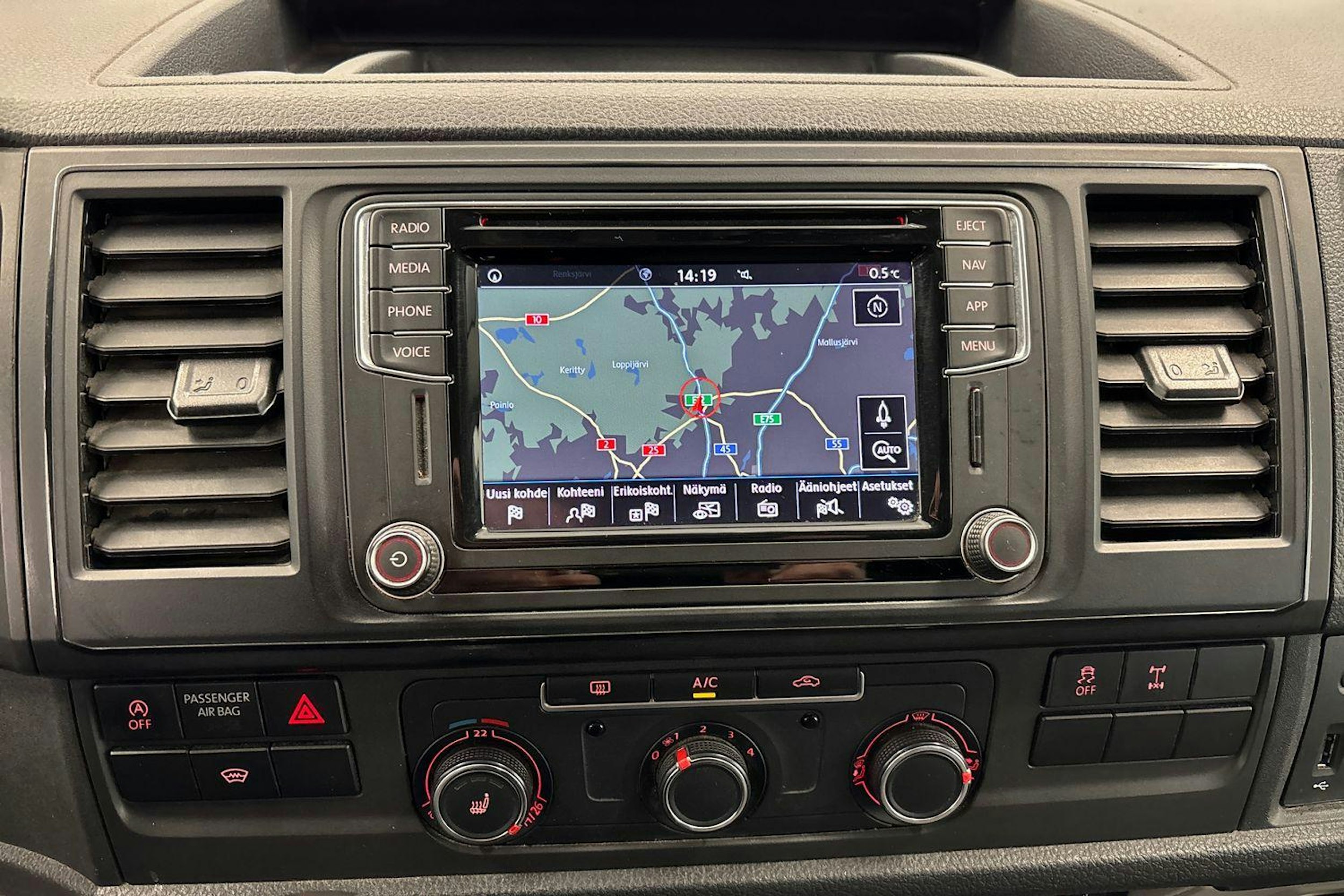 sininen Volkswagen Transporter 2018 kuva 9.