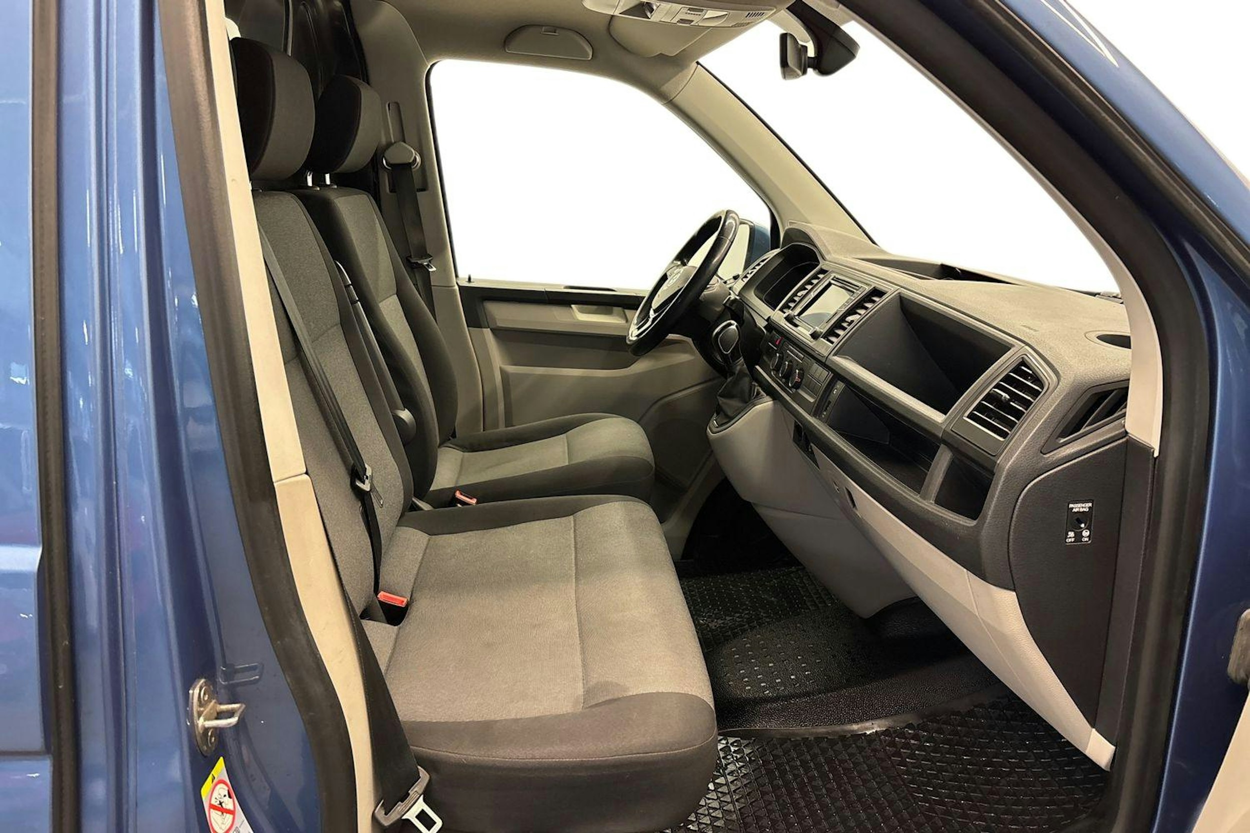 sininen Volkswagen Transporter 2018 kuva 11.