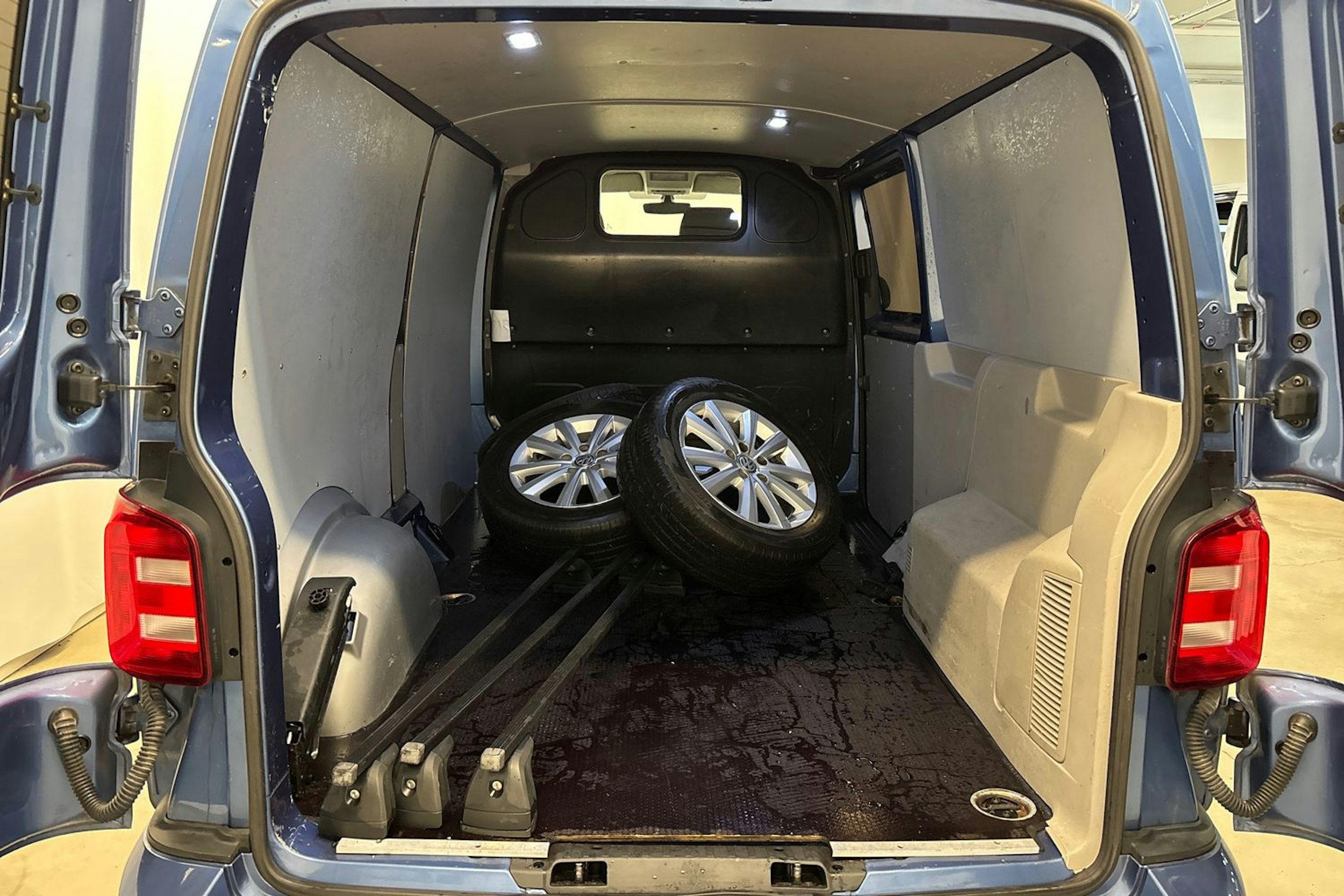 sininen Volkswagen Transporter 2018 kuva 15.