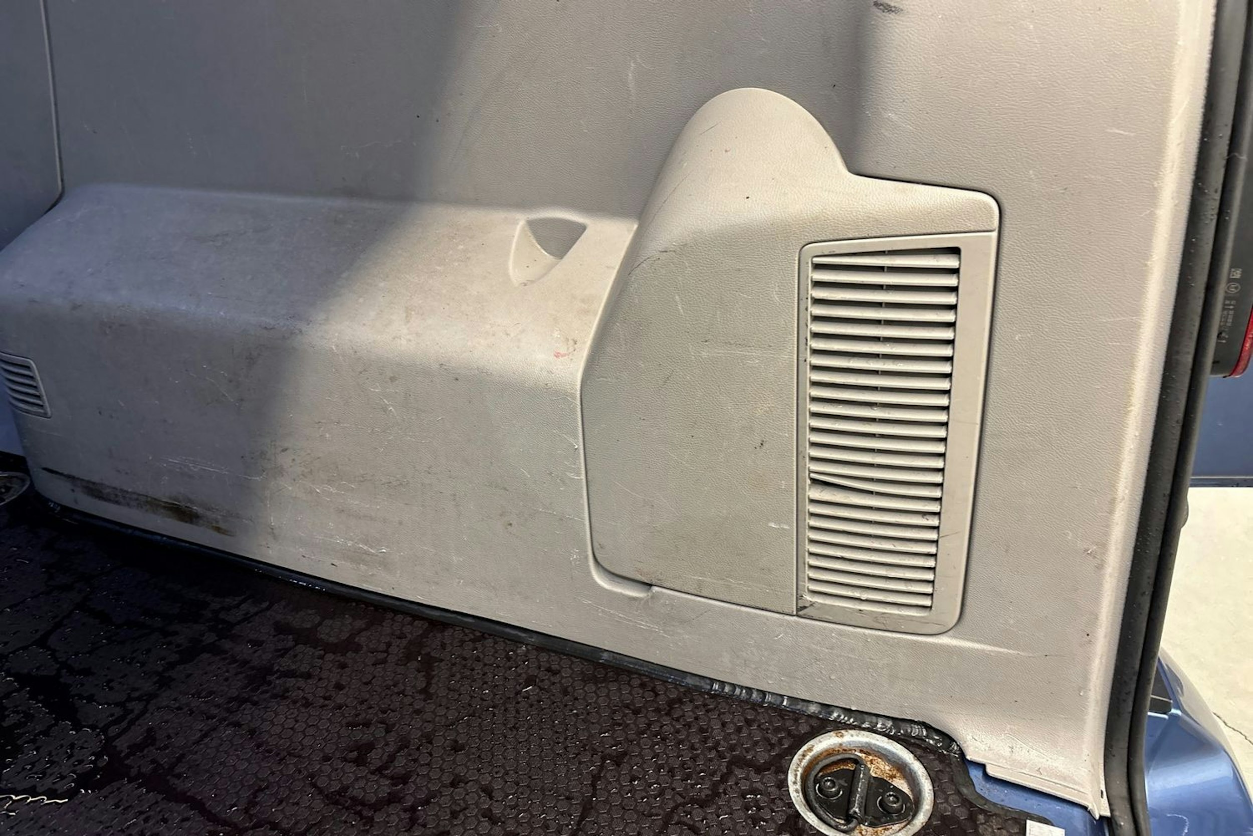 sininen Volkswagen Transporter 2018 kuva 16.