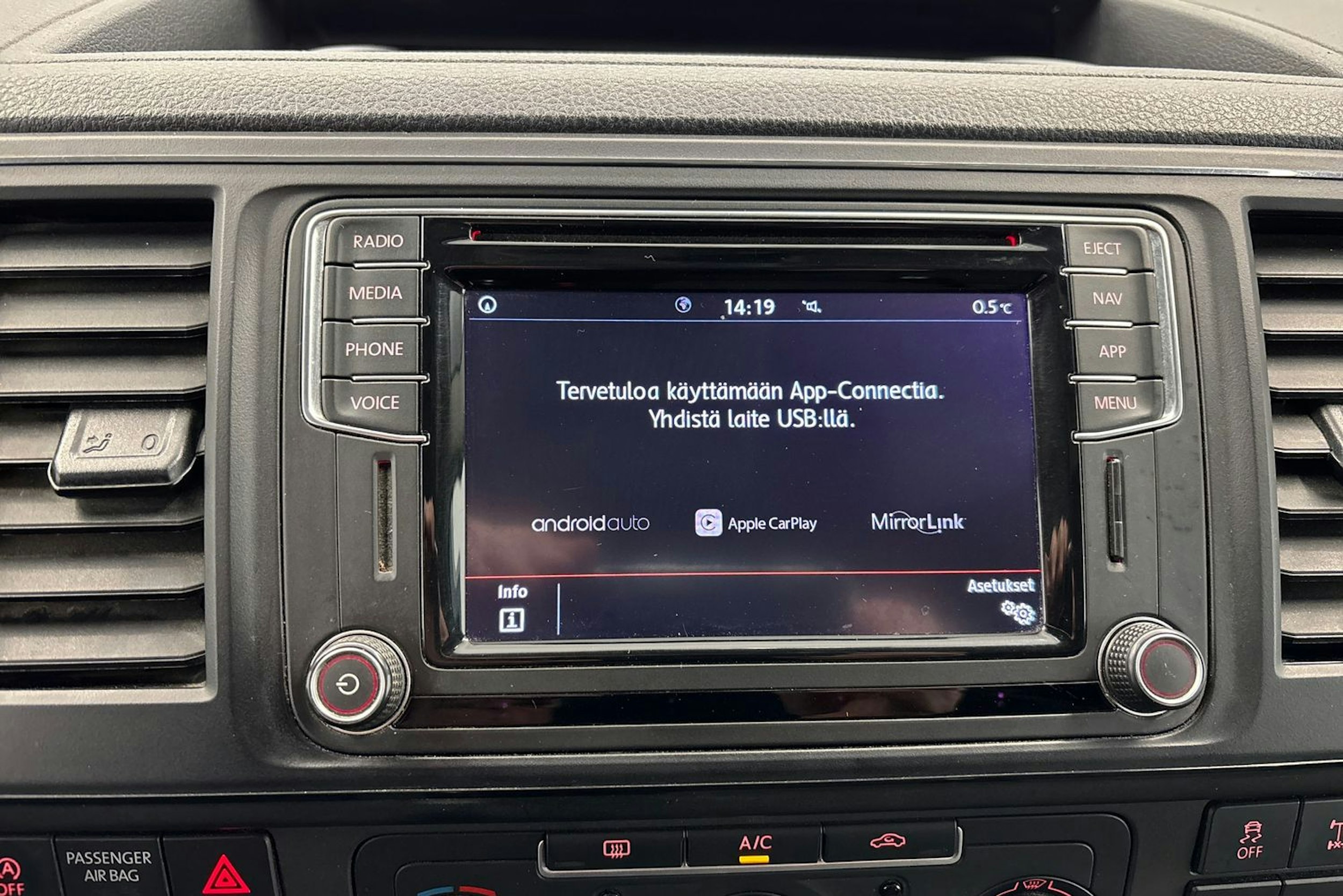 sininen Volkswagen Transporter 2018 kuva 19.