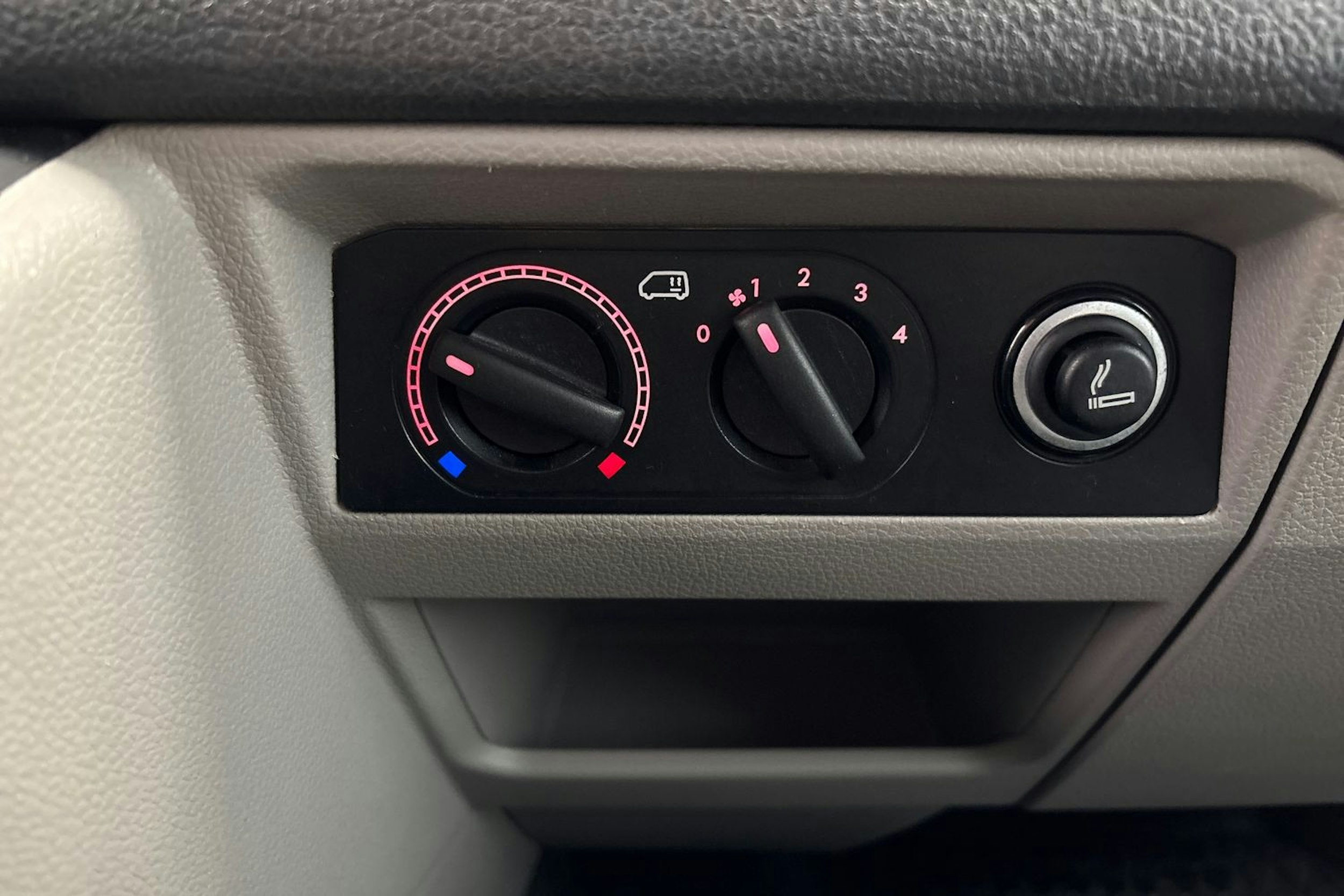 sininen Volkswagen Transporter 2018 kuva 21.