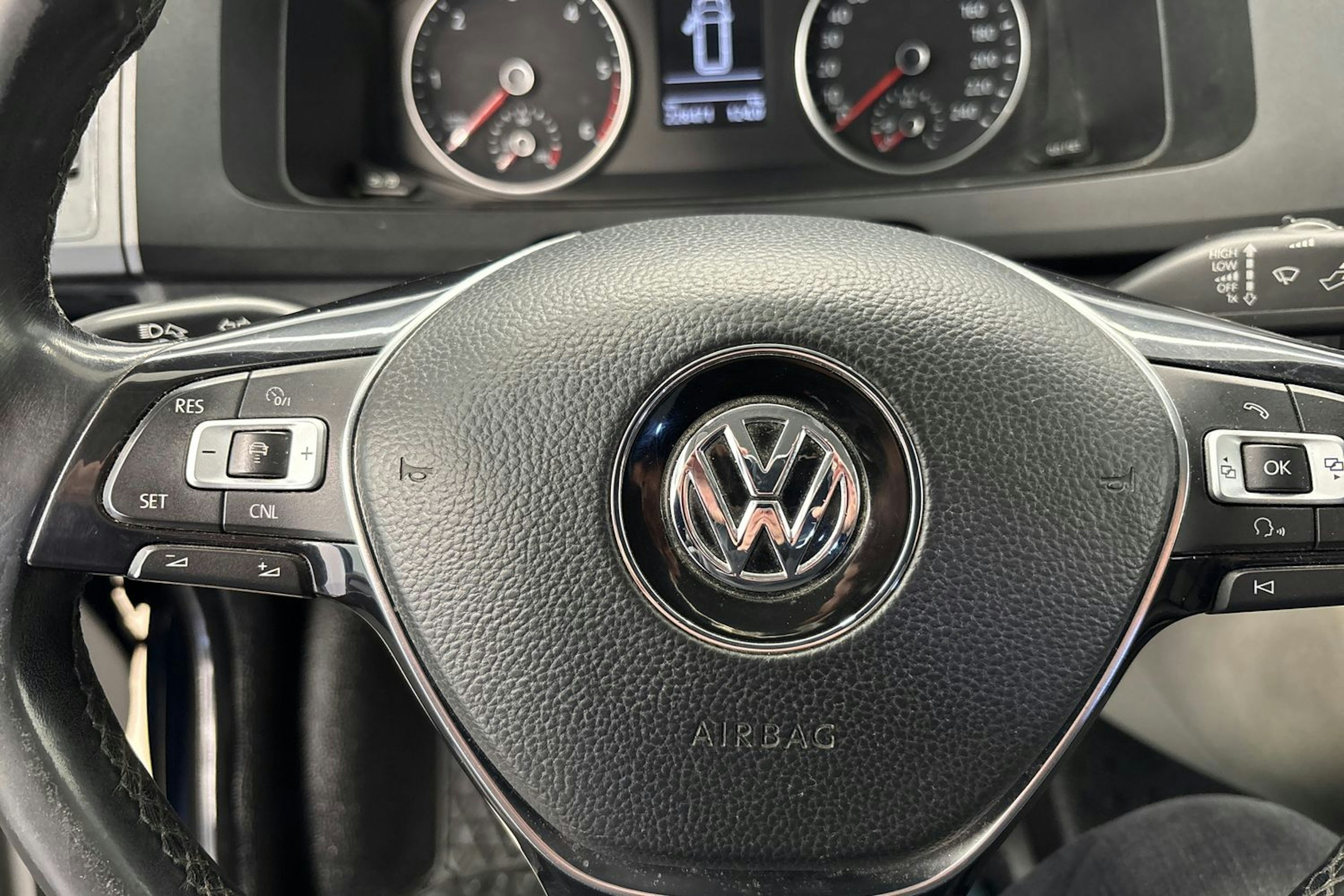 sininen Volkswagen Transporter 2018 kuva 23.