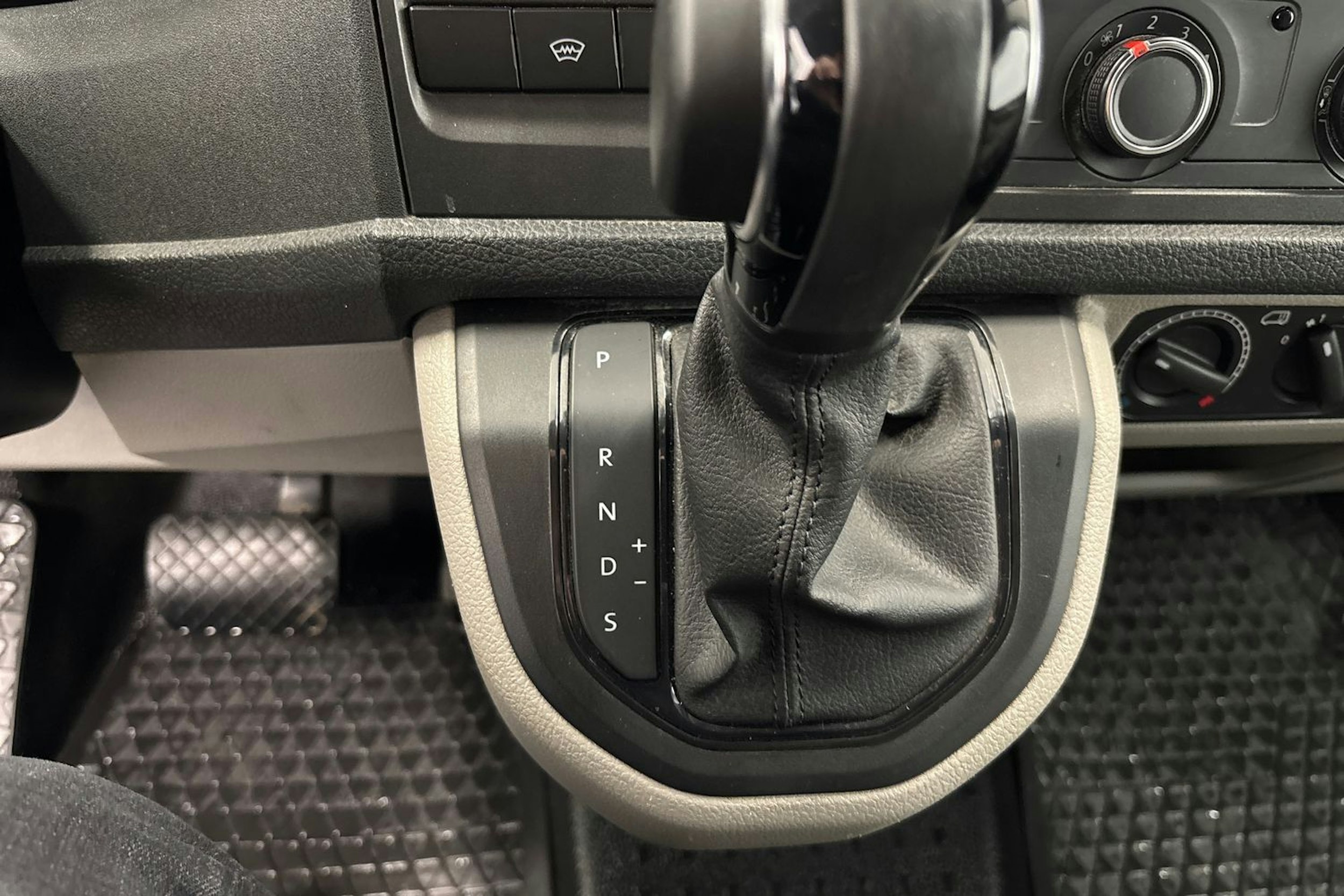 sininen Volkswagen Transporter 2018 kuva 24.