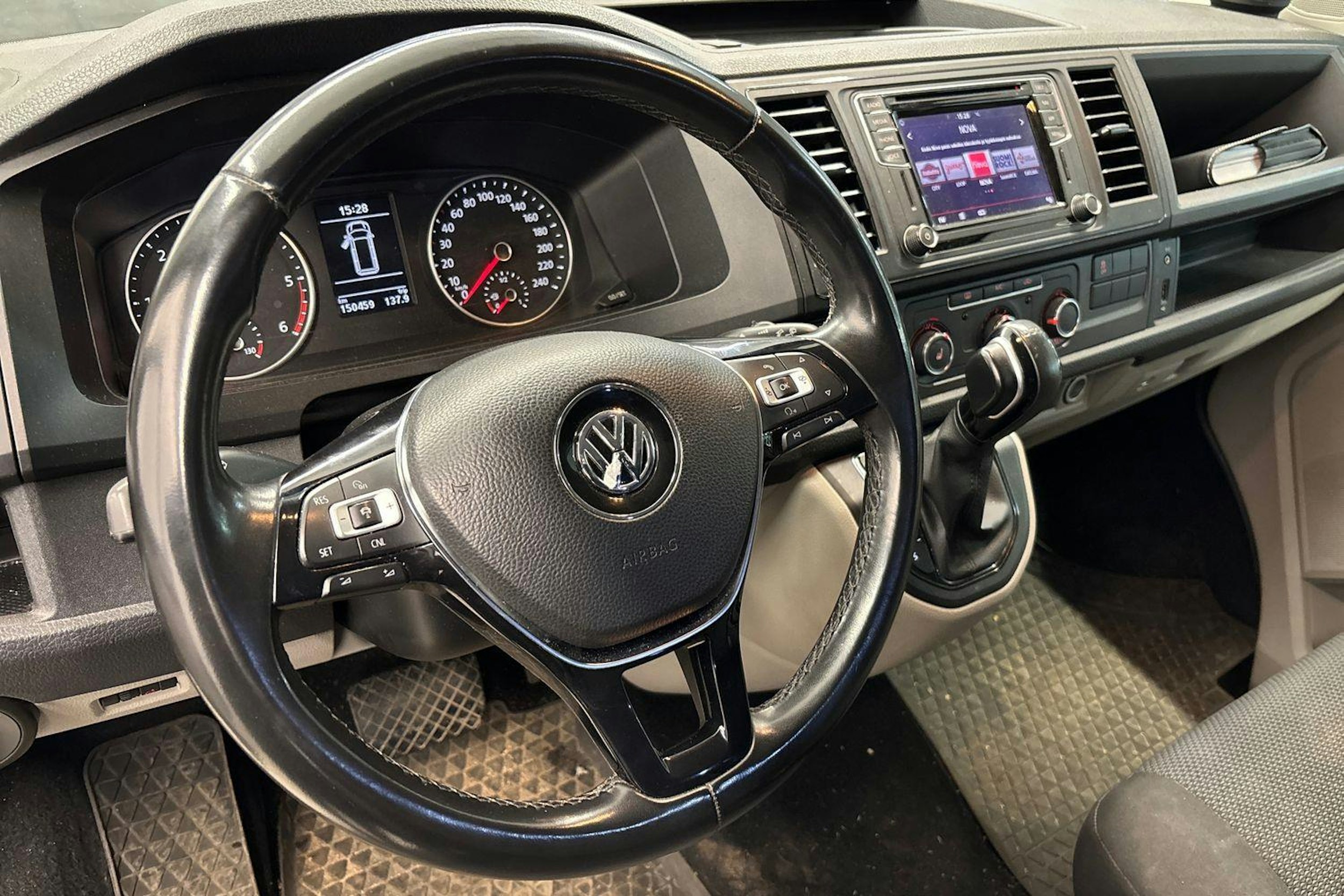 harmaa Volkswagen Transporter 2018 kuva 4.