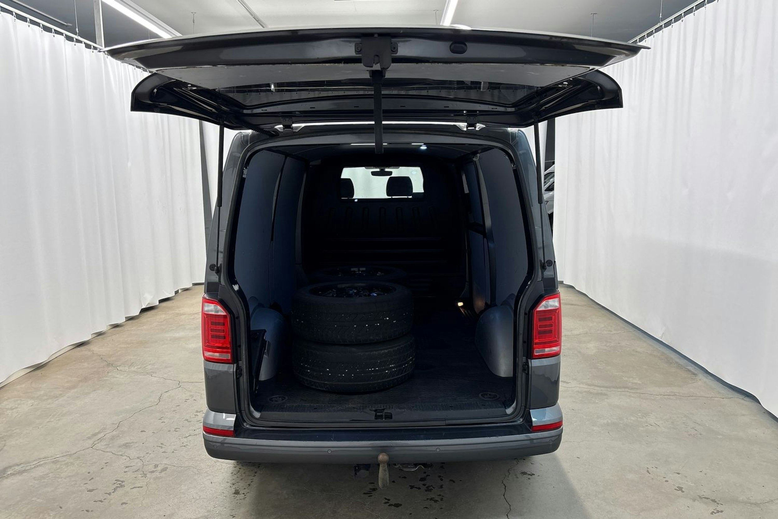 met. harmaa Volkswagen Transporter 2018 kuva 16.