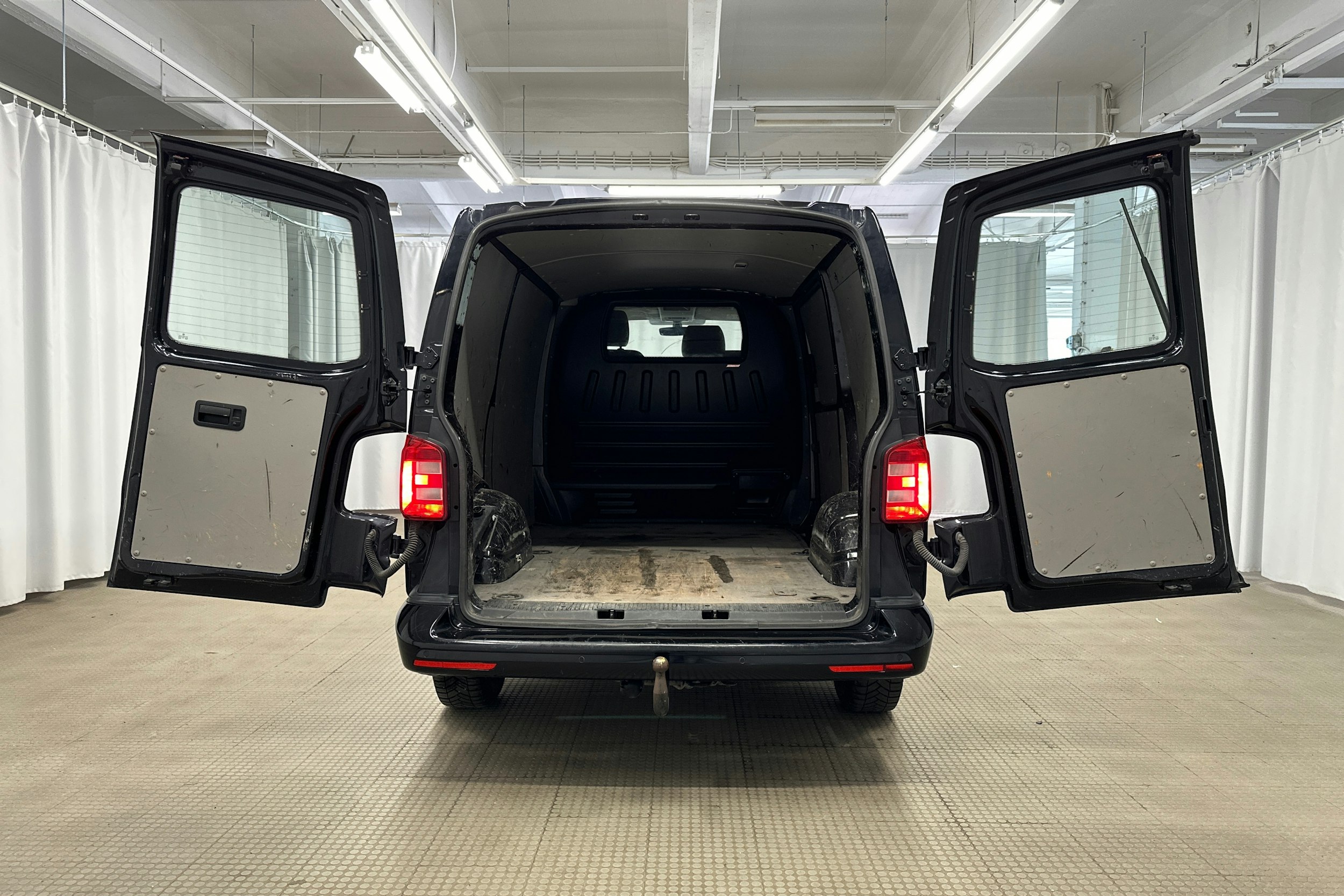 musta Volkswagen Transporter 2019 kuva 10.