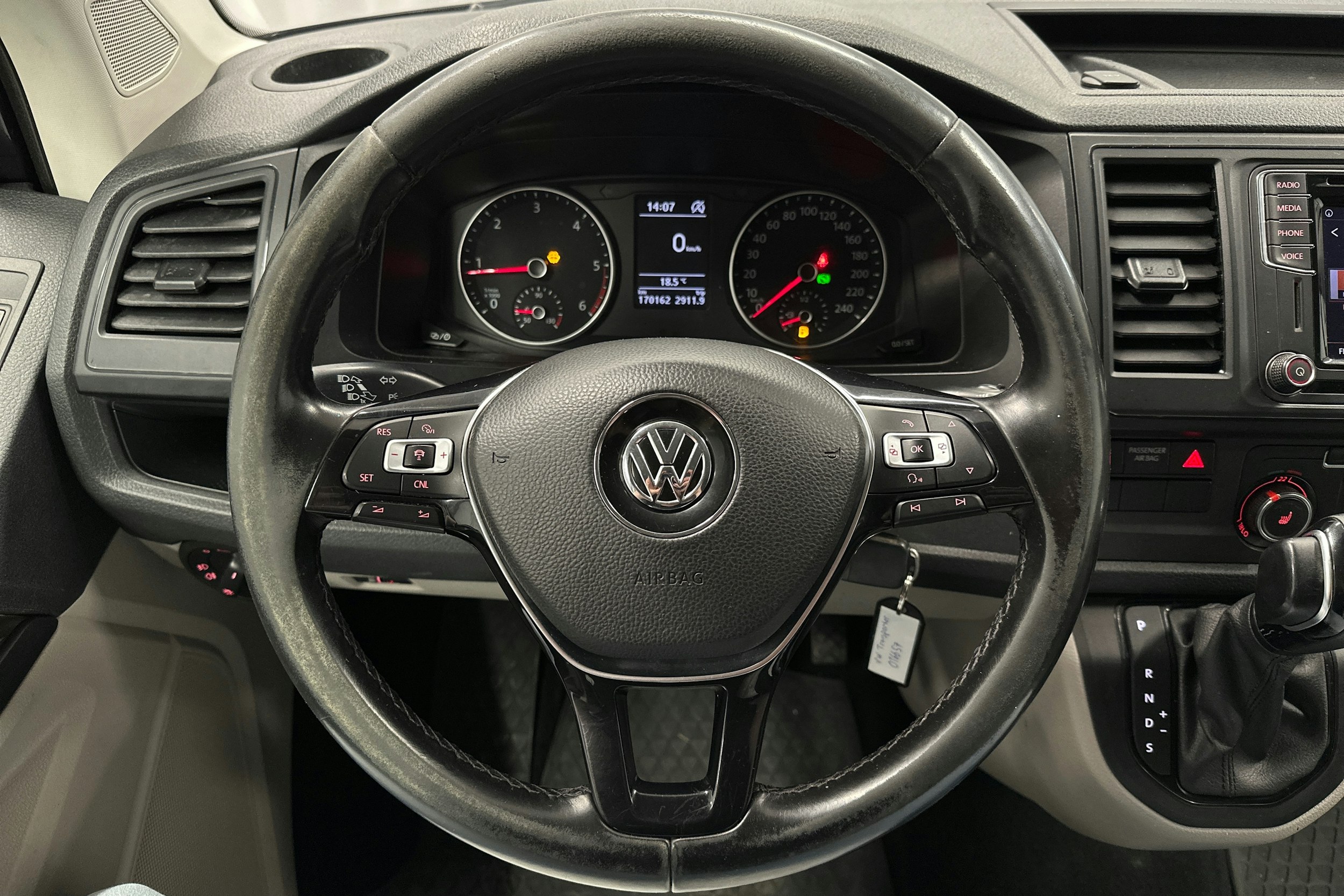 musta Volkswagen Transporter 2019 kuva 13.