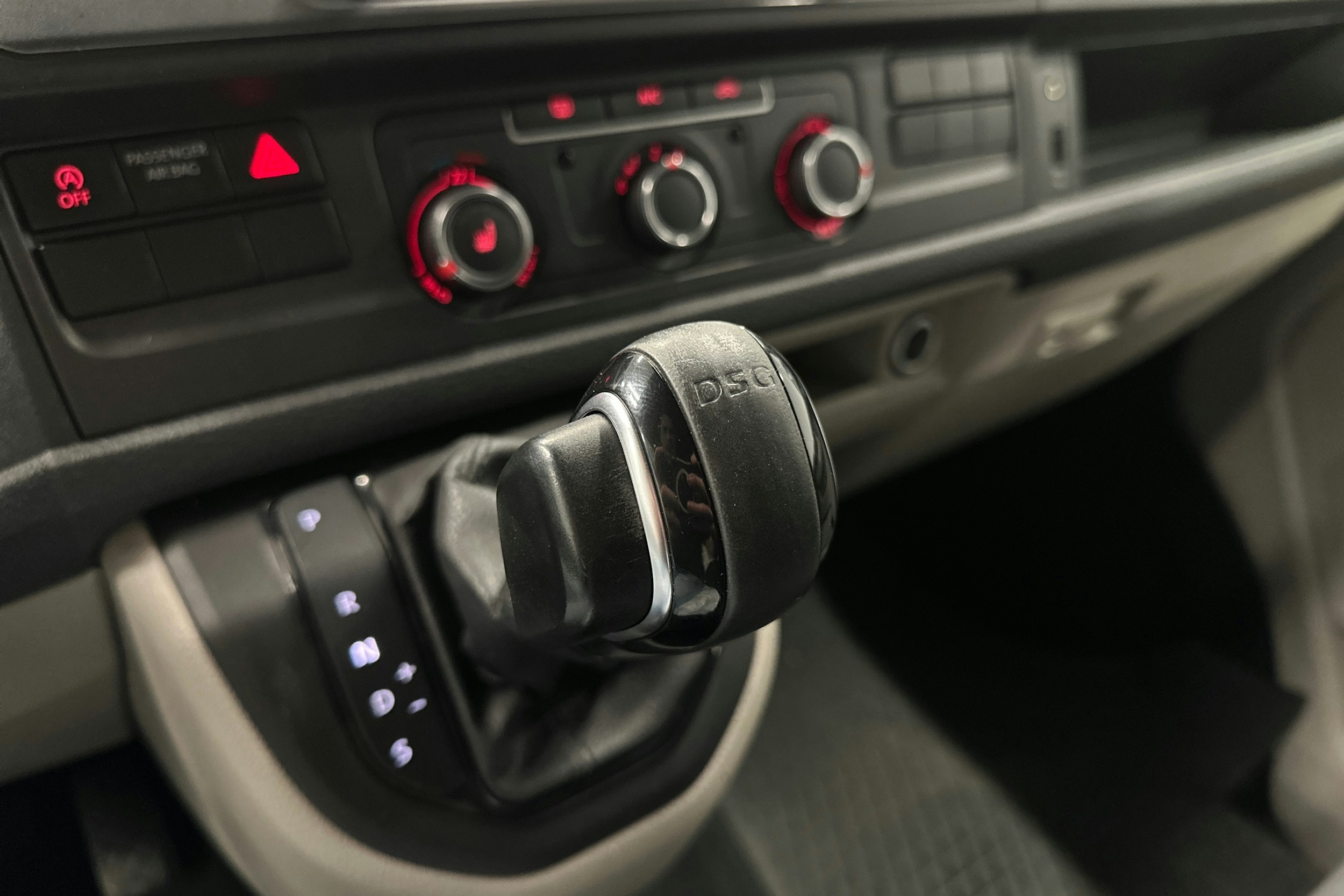 musta Volkswagen Transporter 2019 kuva 21.