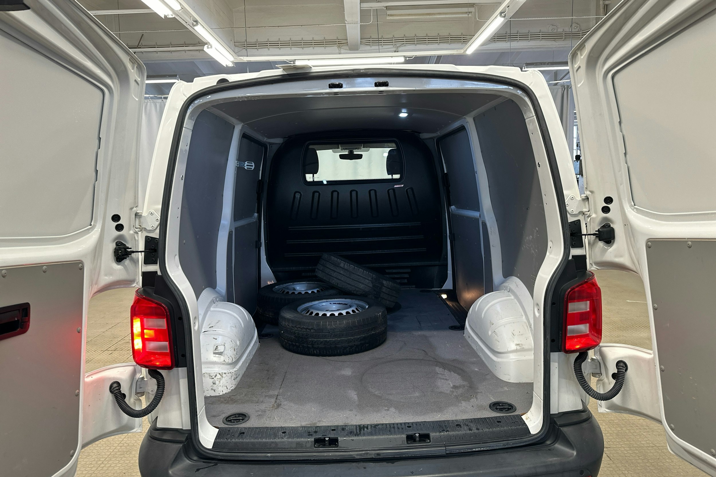 valkoinen Volkswagen Transporter 2019 kuva 17.